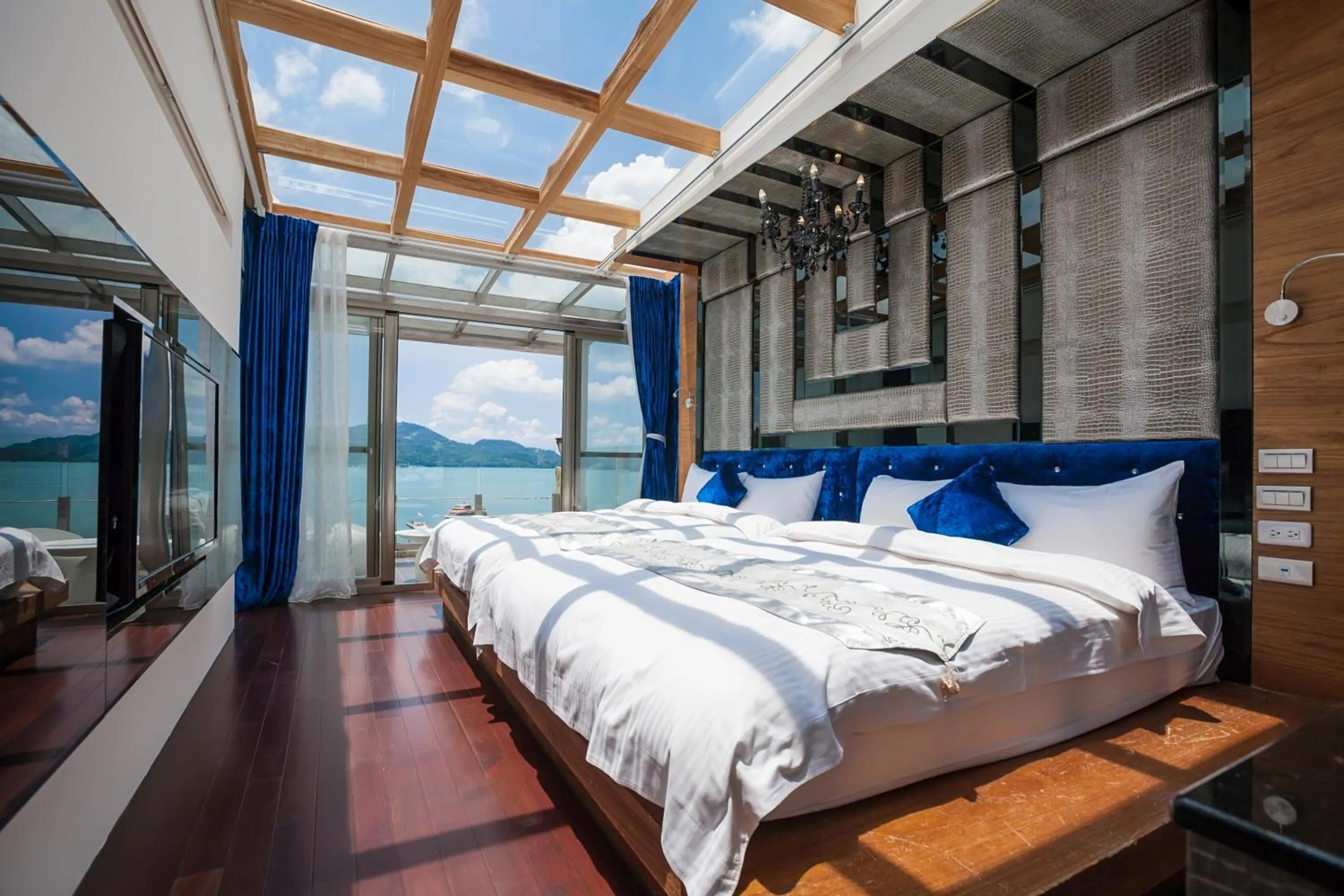 Bed in Shuian Lakeside Hotel