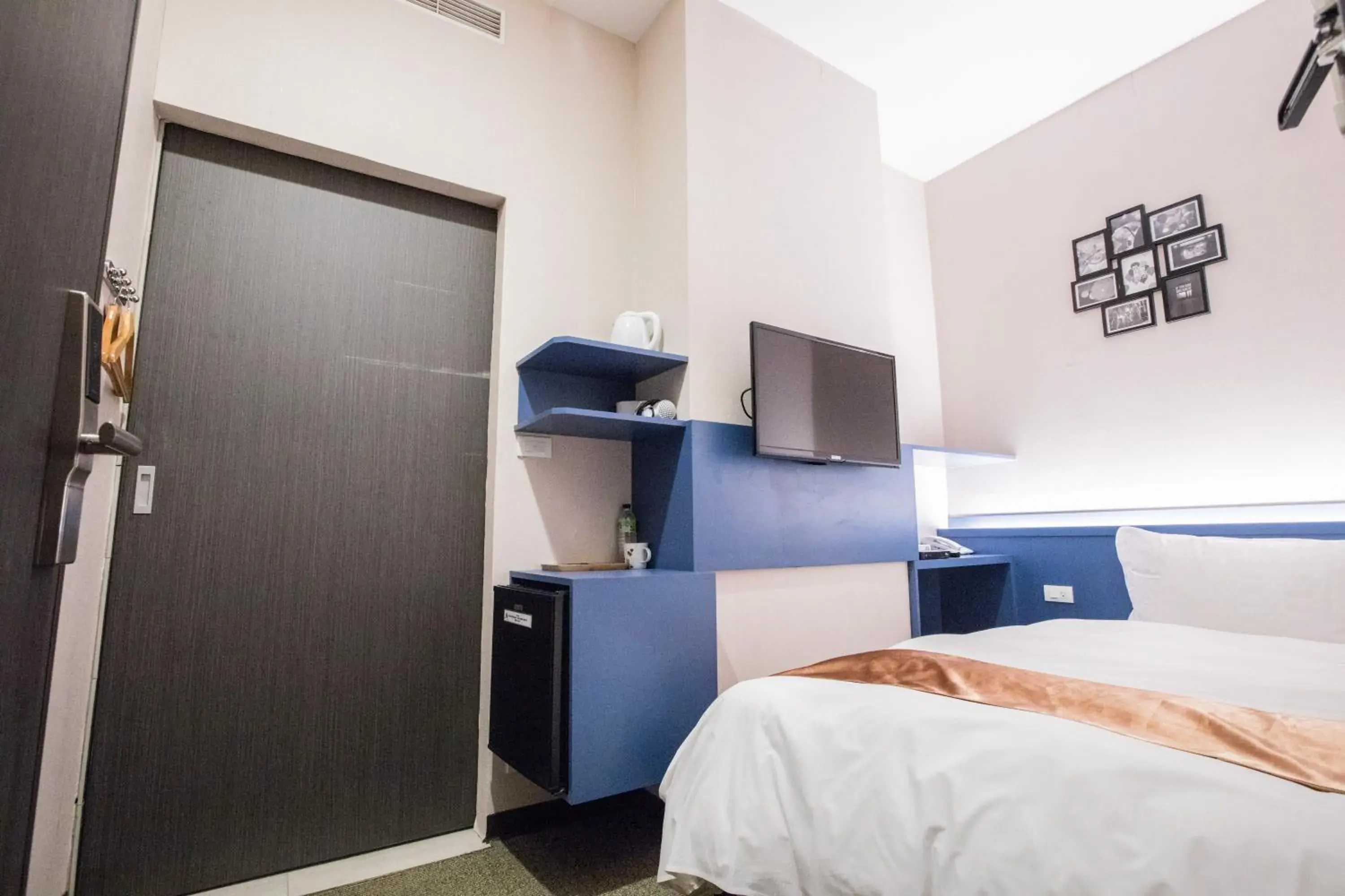 TV and multimedia, Bed in Travel Art Inn TV and multimedia, Bed in Travel Art Inn