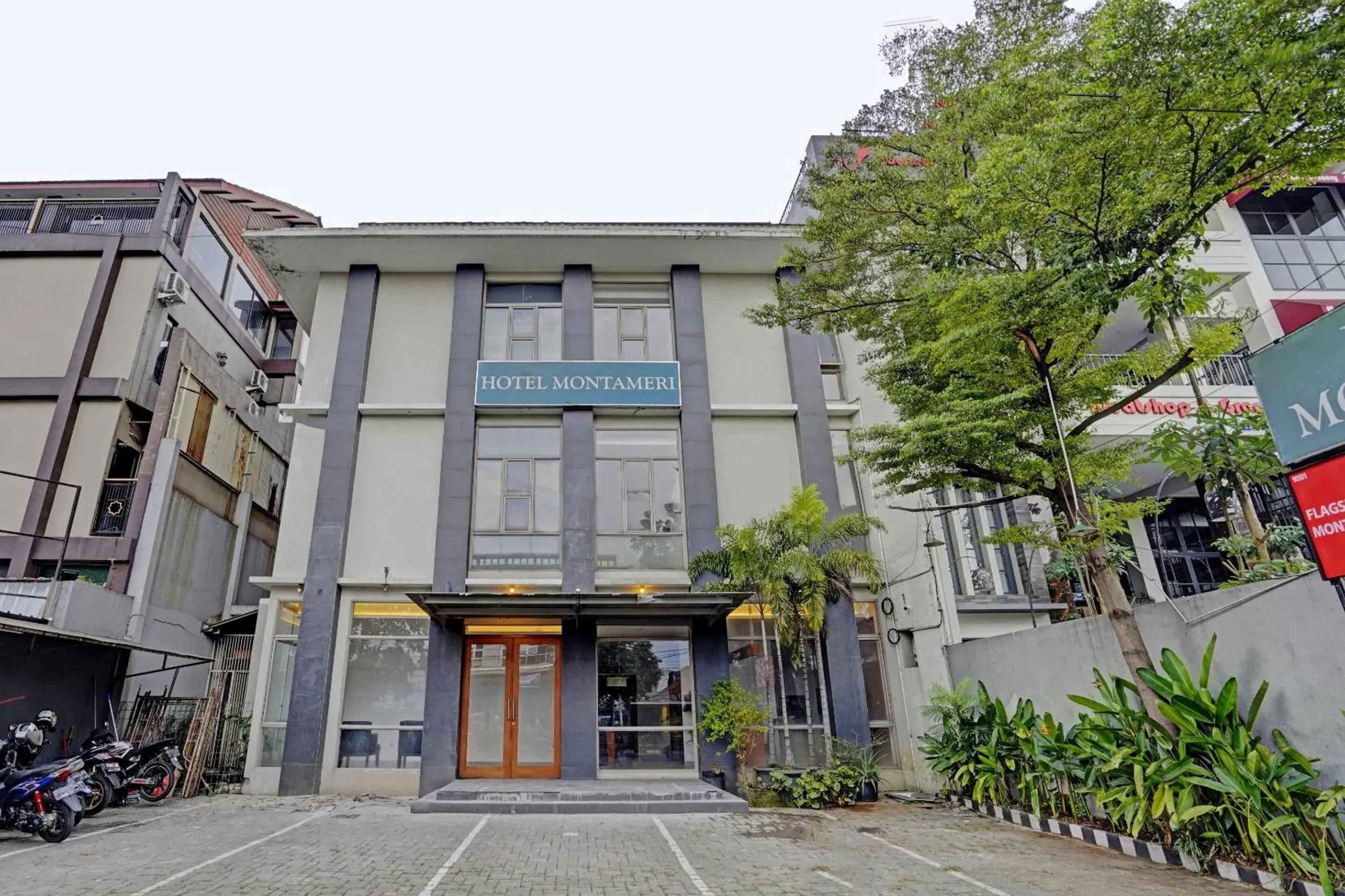 Facade/entrance in Collection O Riau Near Trans Studio Bandung Formerly Hotel Montameri Facade/entrance in Collection O Riau Near Trans Studio Bandung Formerly Hotel Montameri