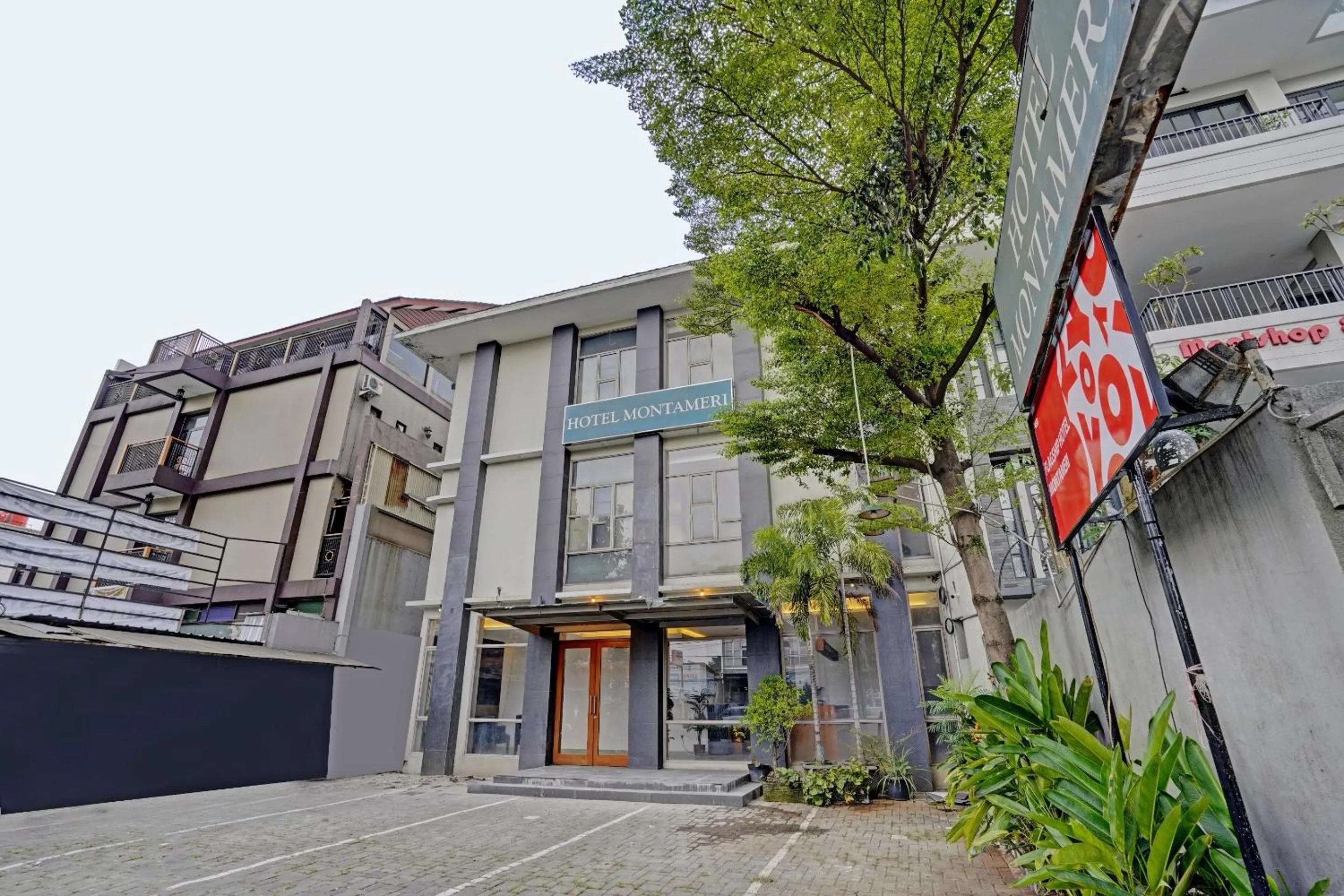 Facade/entrance in Collection O Riau Near Trans Studio Bandung Formerly Hotel Montameri