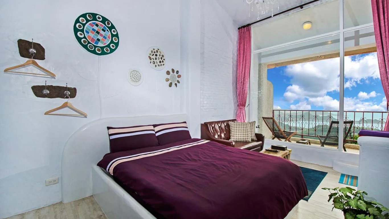 Photo of the whole room, Bed in Sunny Room