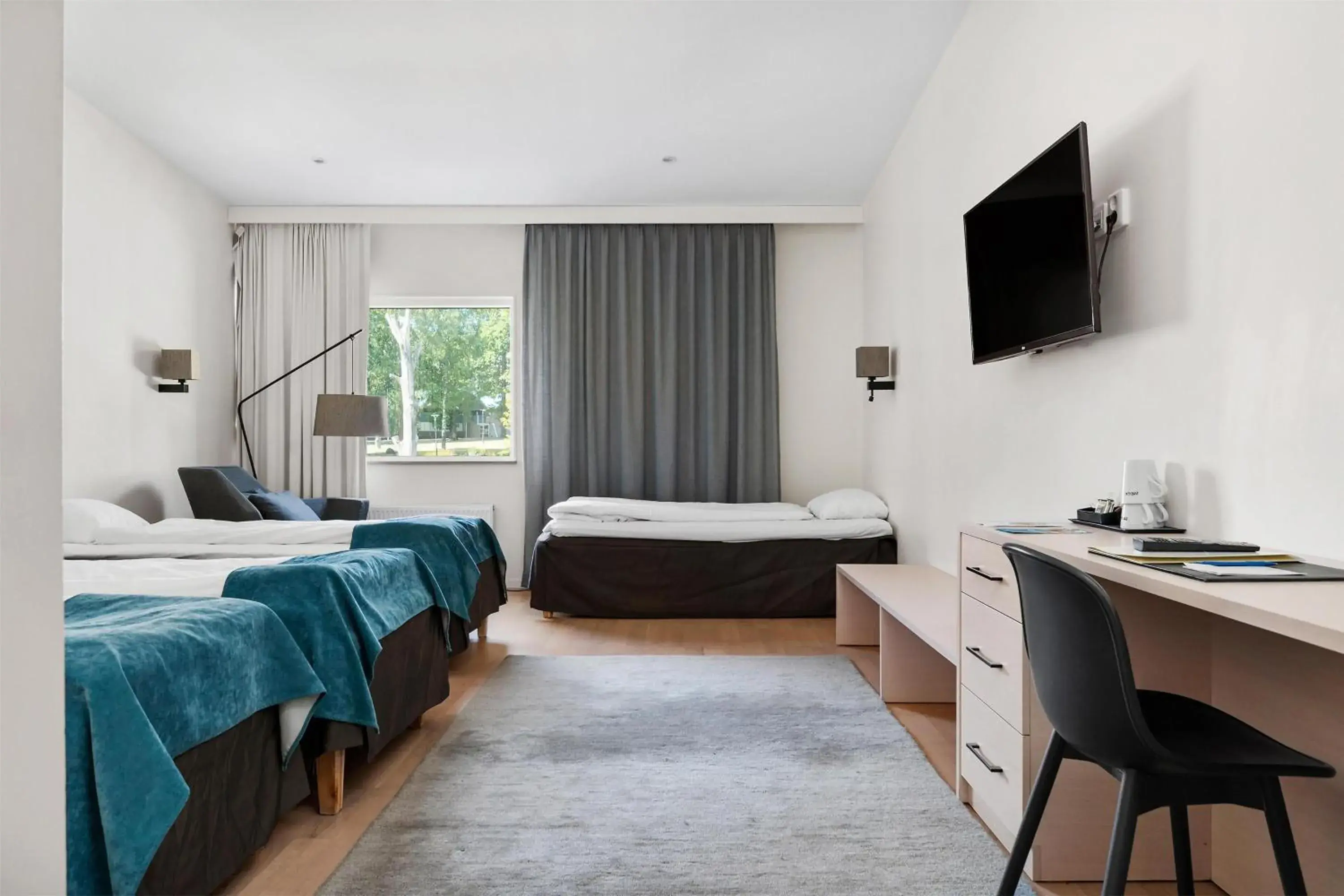 Family Room with Four Single Beds and Roll-In Shower - Disability Access/Non-Smoking in Best Western RC Hotel Family Room with Four Single Beds and Roll-In Shower - Disability Access/Non-Smoking in Best Western RC Hotel