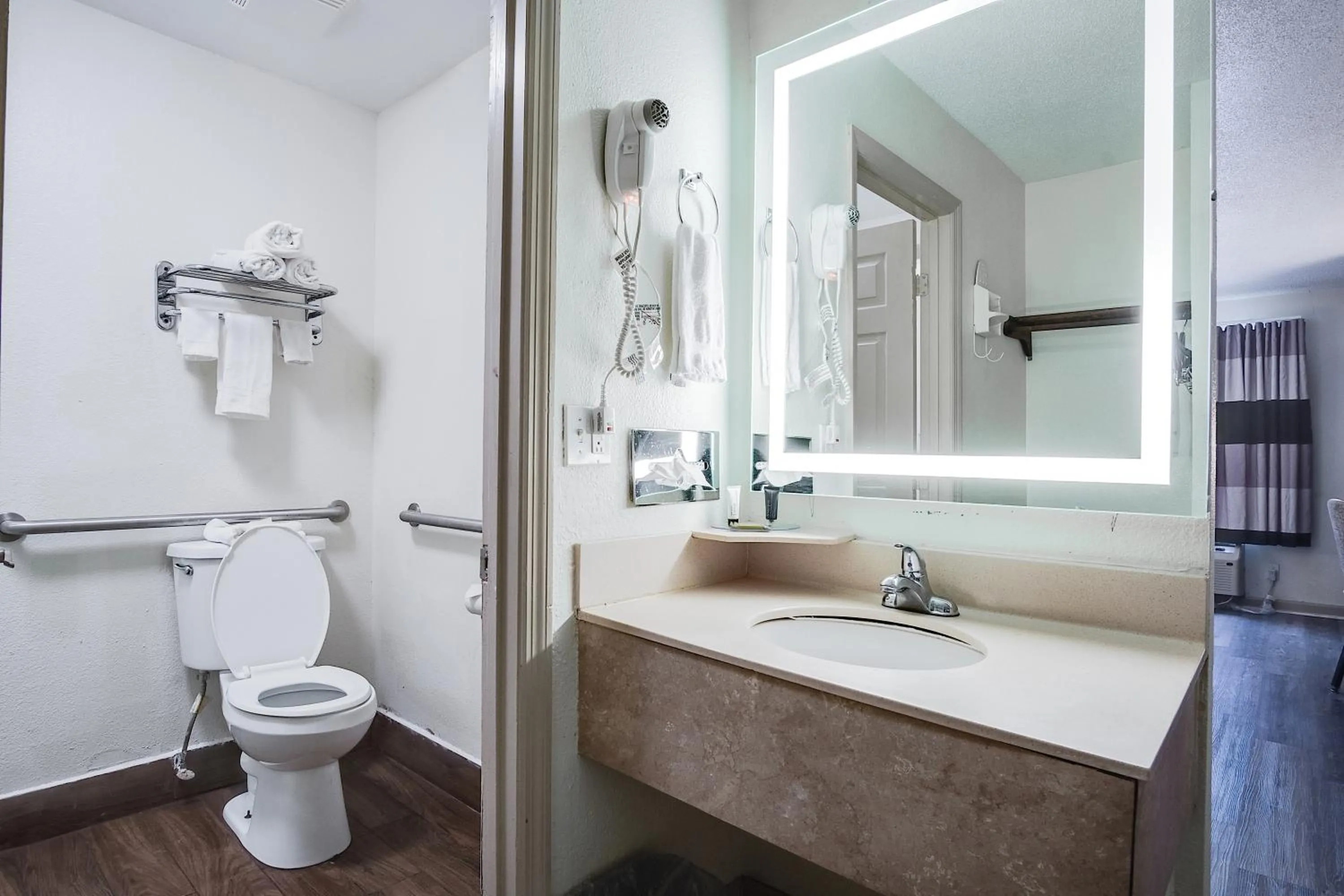 Bathroom in Clarks Inn Savannah Airport