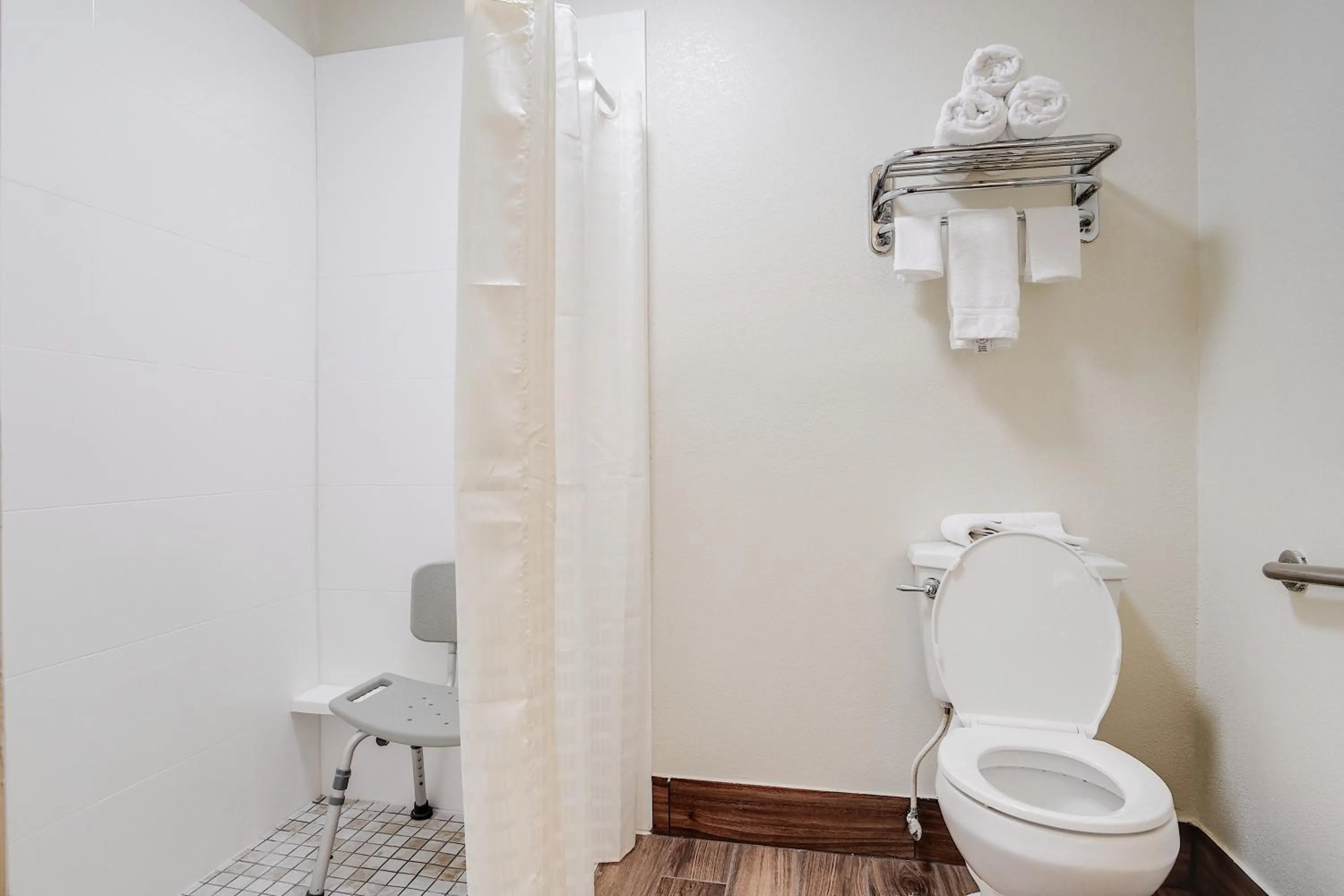 Bathroom in Clarks Inn Savannah Airport