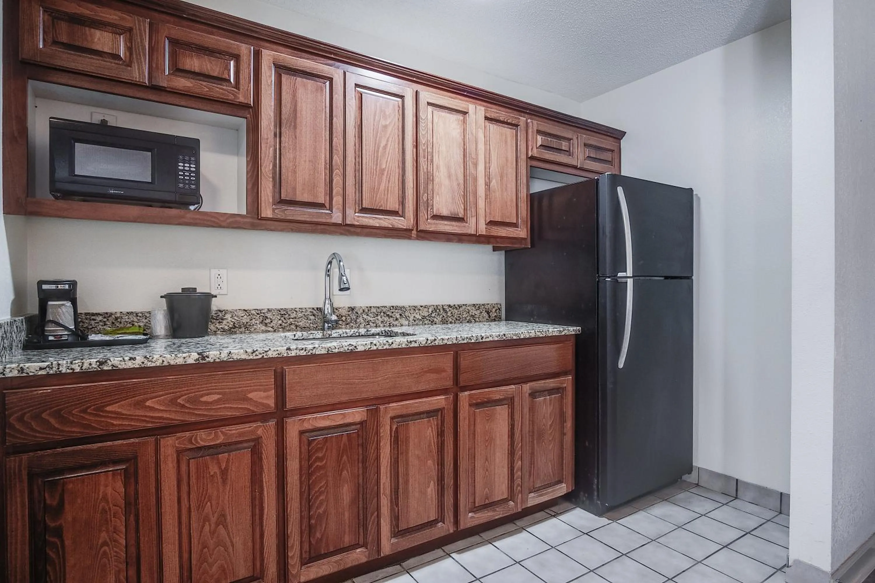 Kitchen or kitchenette in Clarks Inn Savannah Airport