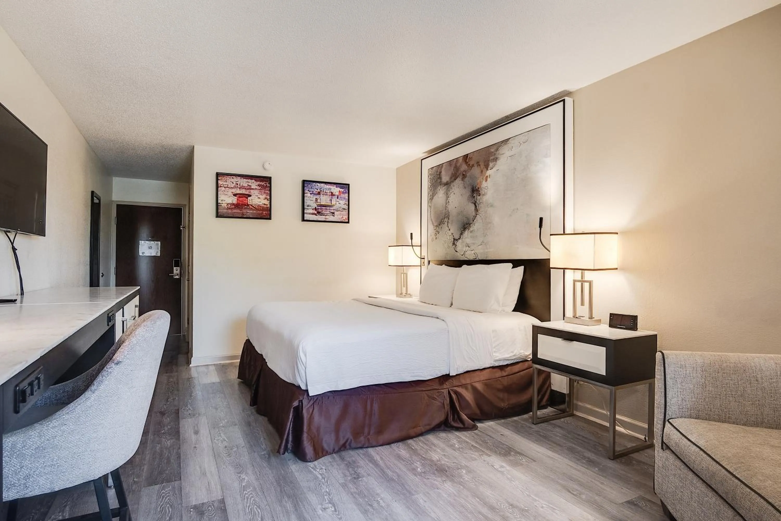 King Room with Roll-in Shower - Mobility Access/Non-Smoking in Clarks Inn Savannah Airport