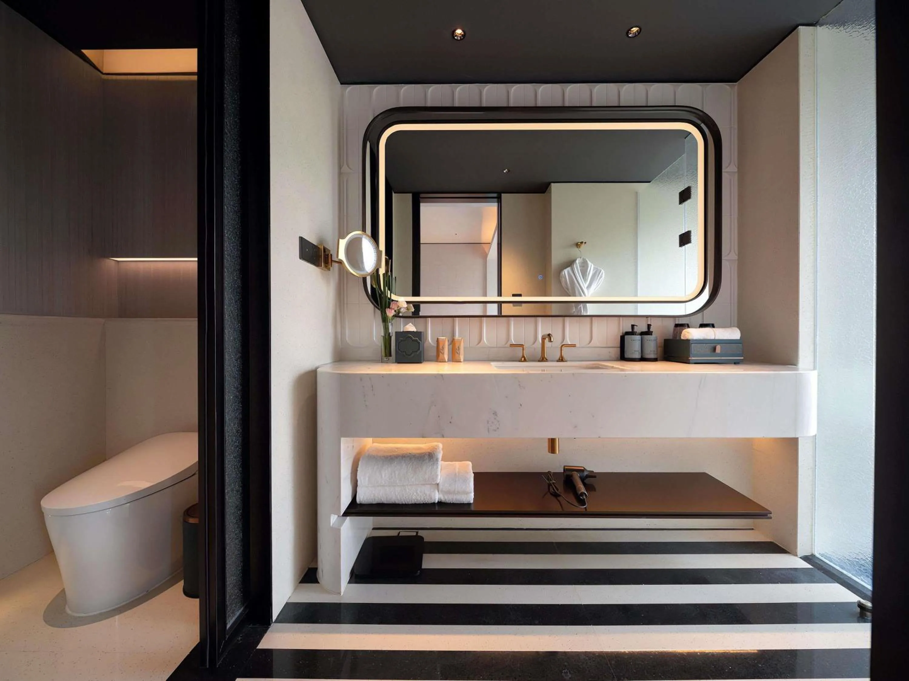 Bedroom in Sofitel Shanghai North Bund