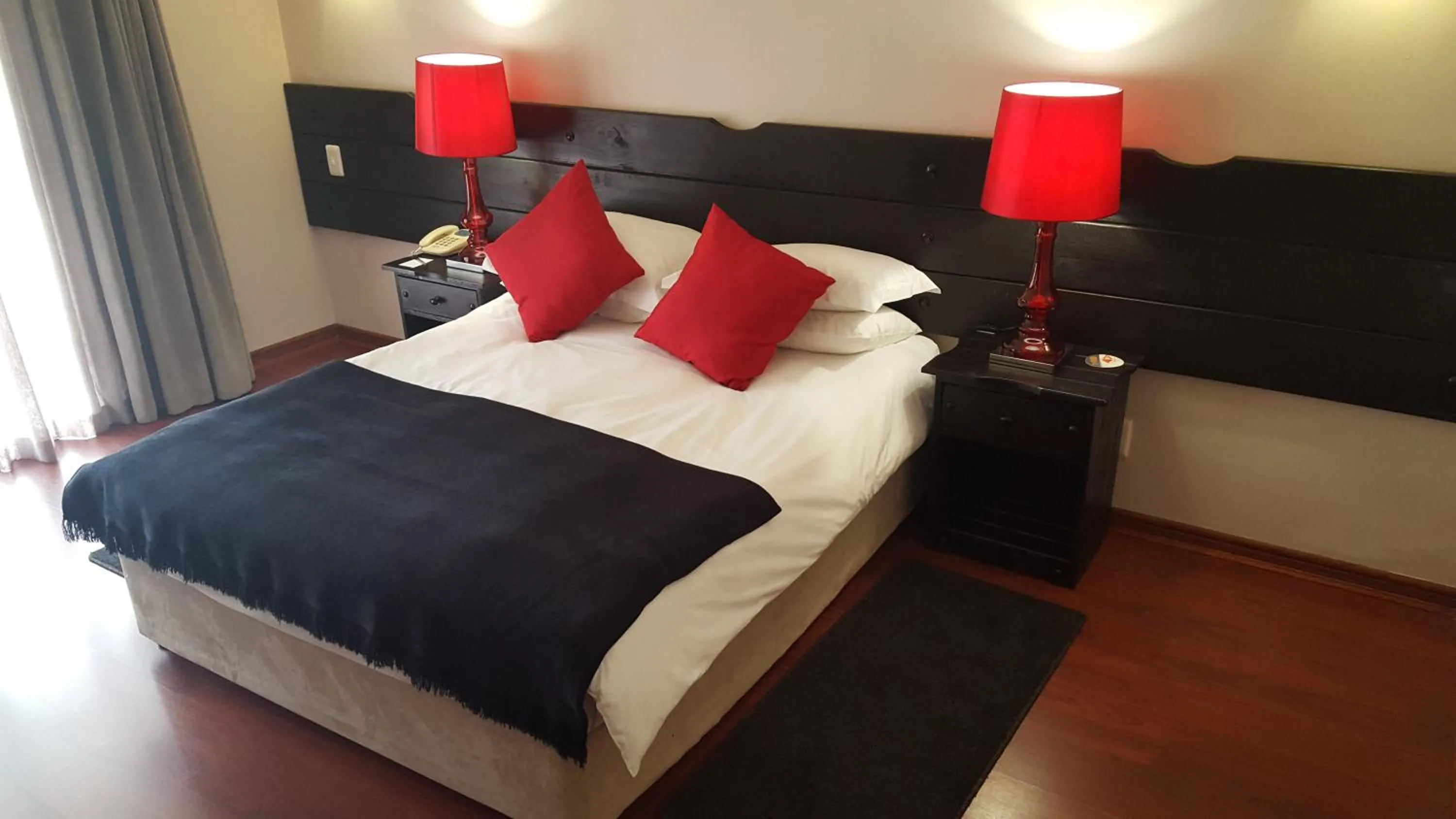 Photo of the whole room, Bed in Desert Palace Hotel