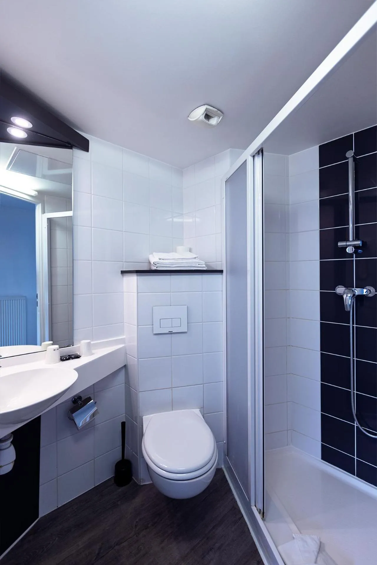 Shower in Hôtel Lodge In Paris 13