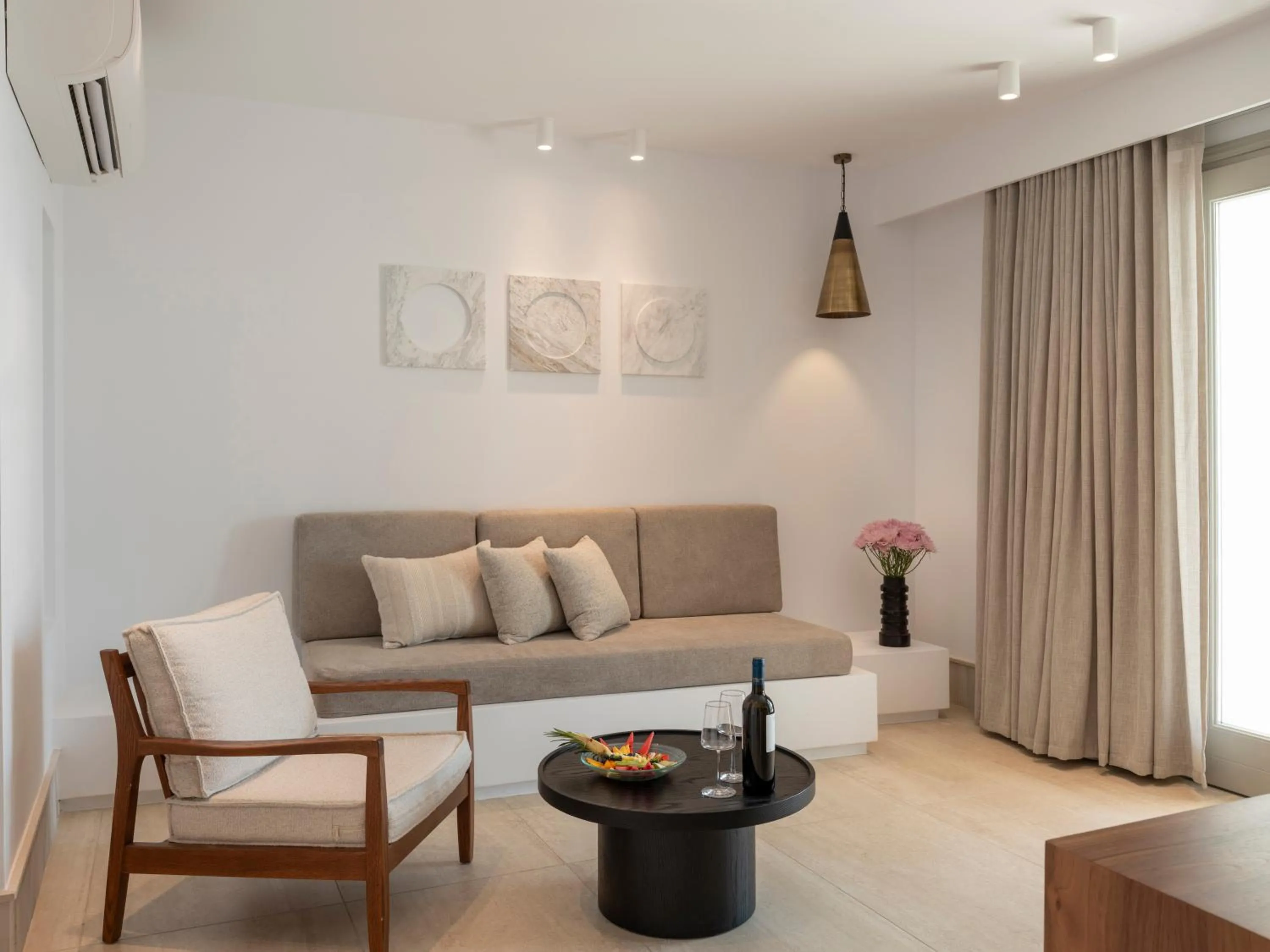 Living room in Santo Pure Oia Suites & Villas