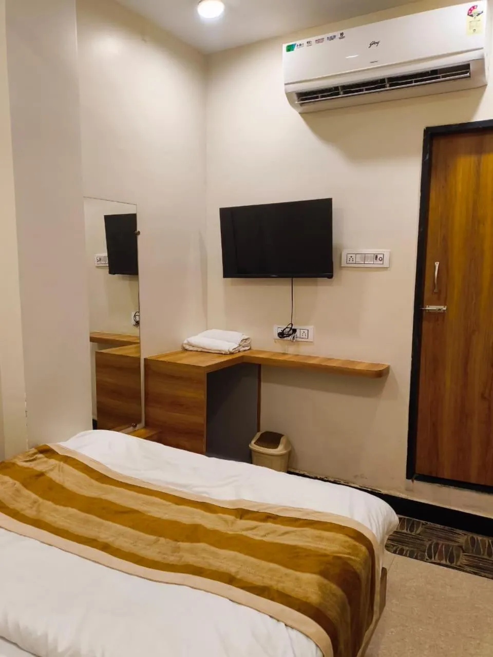 TV and multimedia, Bed in ShyamRaj Hotel