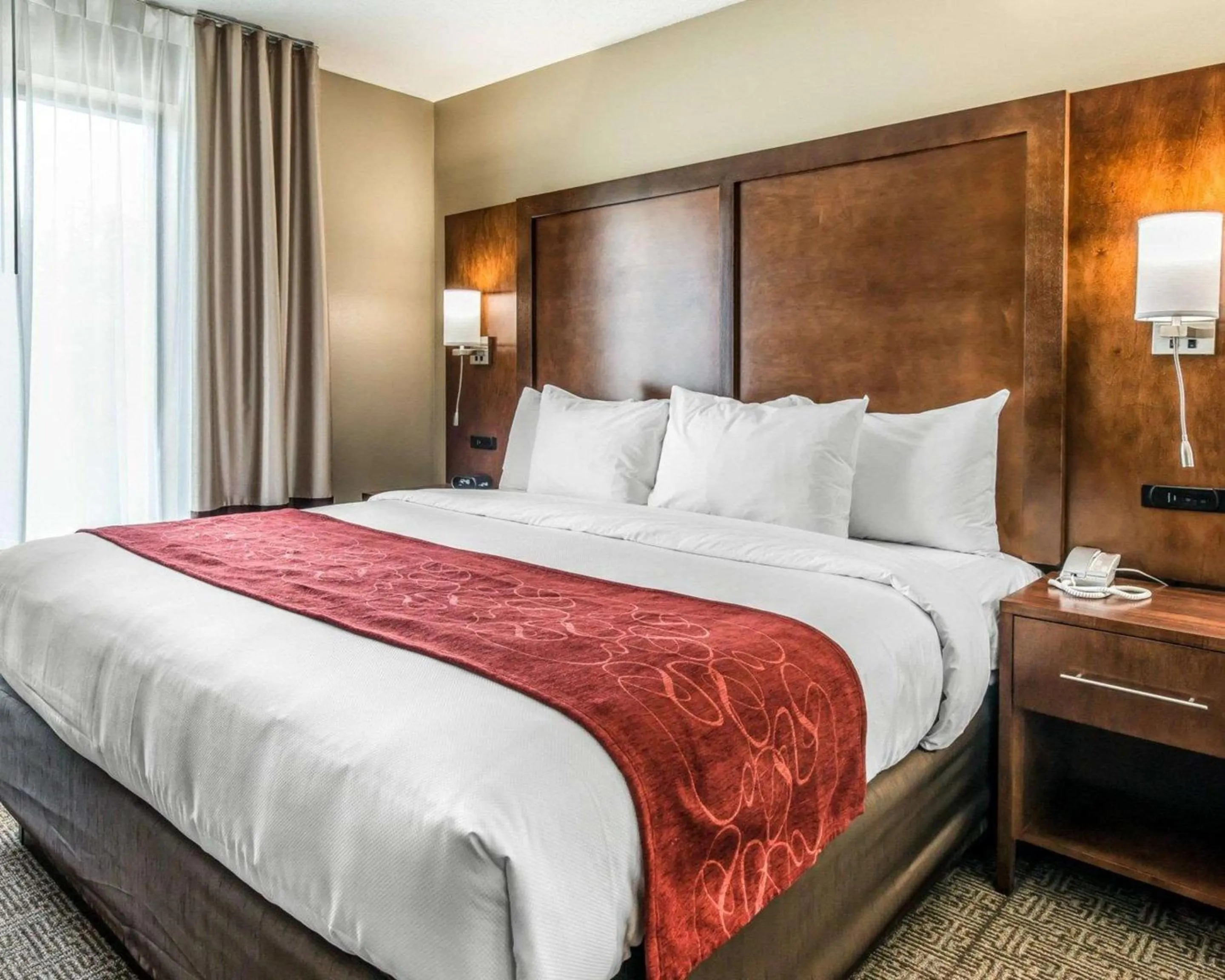 Bedroom, Bed in Comfort Suites Dunnellon near Rainbow Springs