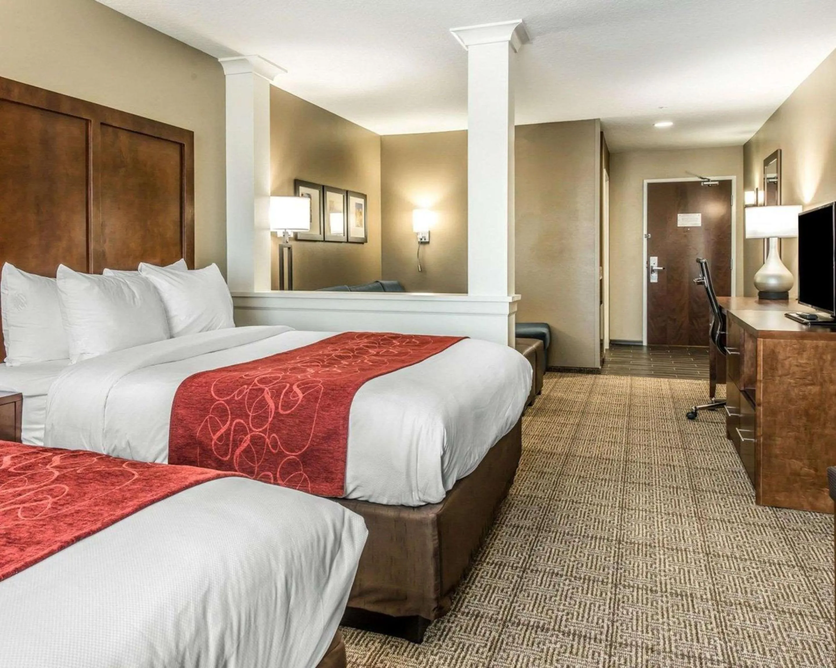Bedroom, Bed in Comfort Suites Dunnellon near Rainbow Springs