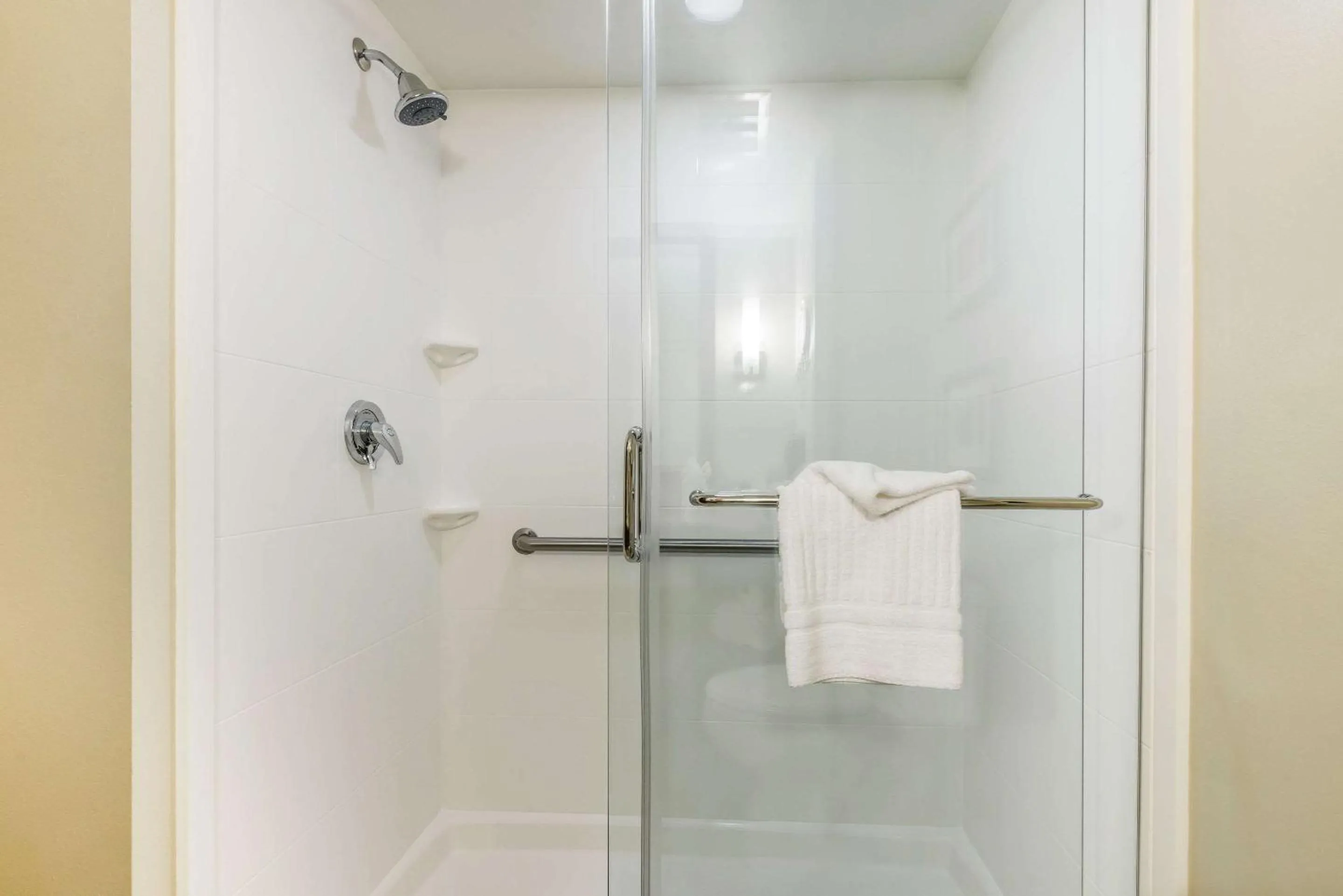 Bedroom in Comfort Suites Dunnellon near Rainbow Springs