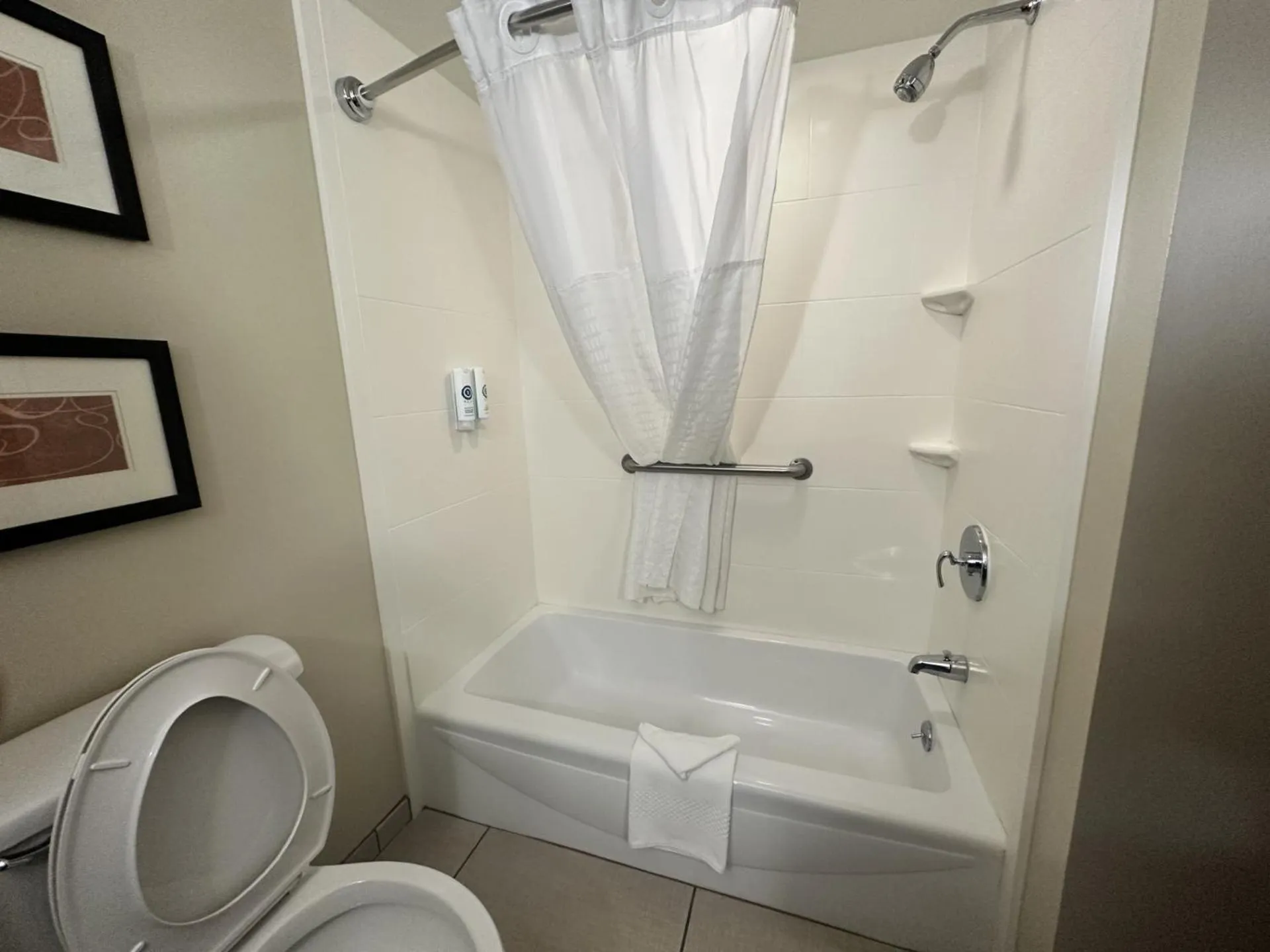 Bathroom in Comfort Suites Dunnellon near Rainbow Springs