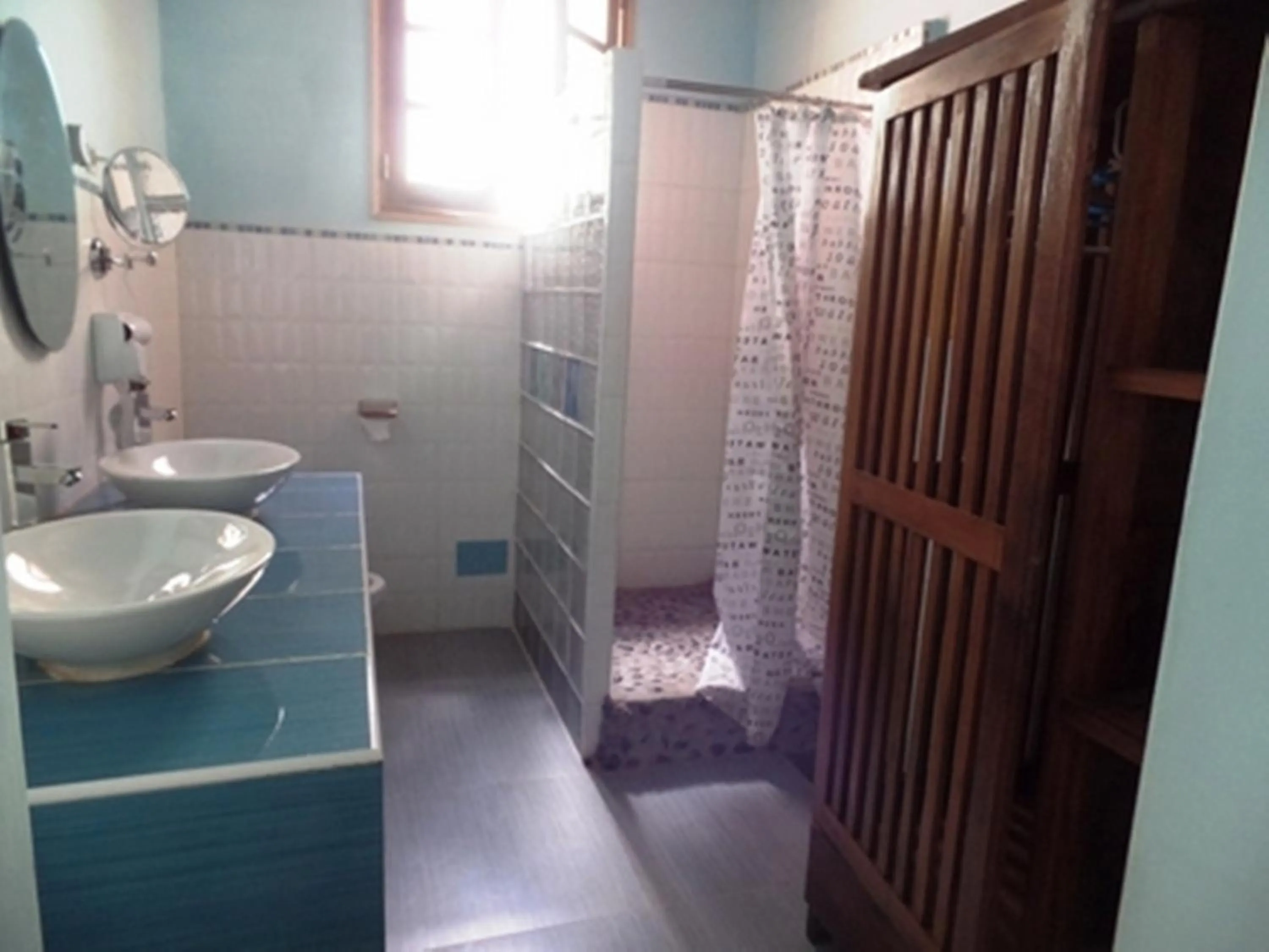 Shower in Maison Lovasoa