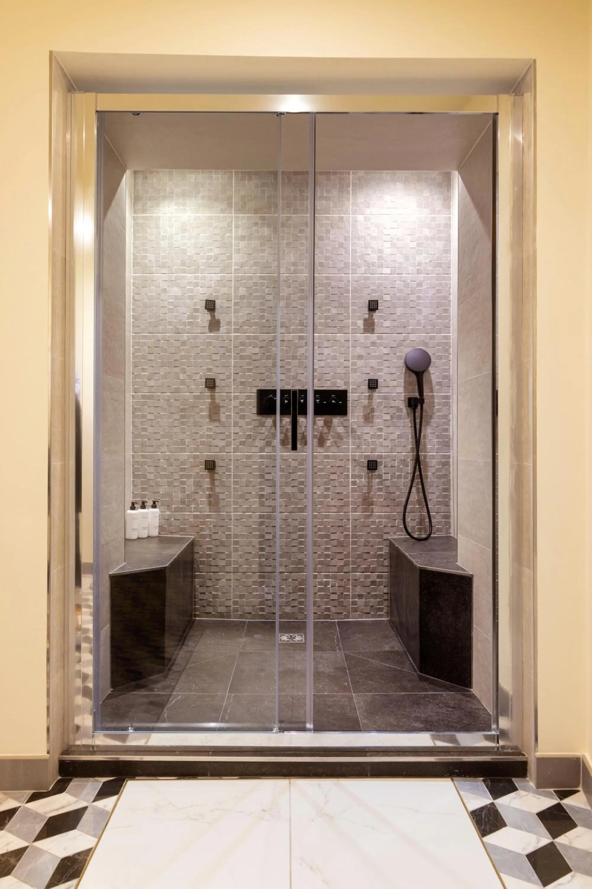Shower in Hôtel Mayflower Opera