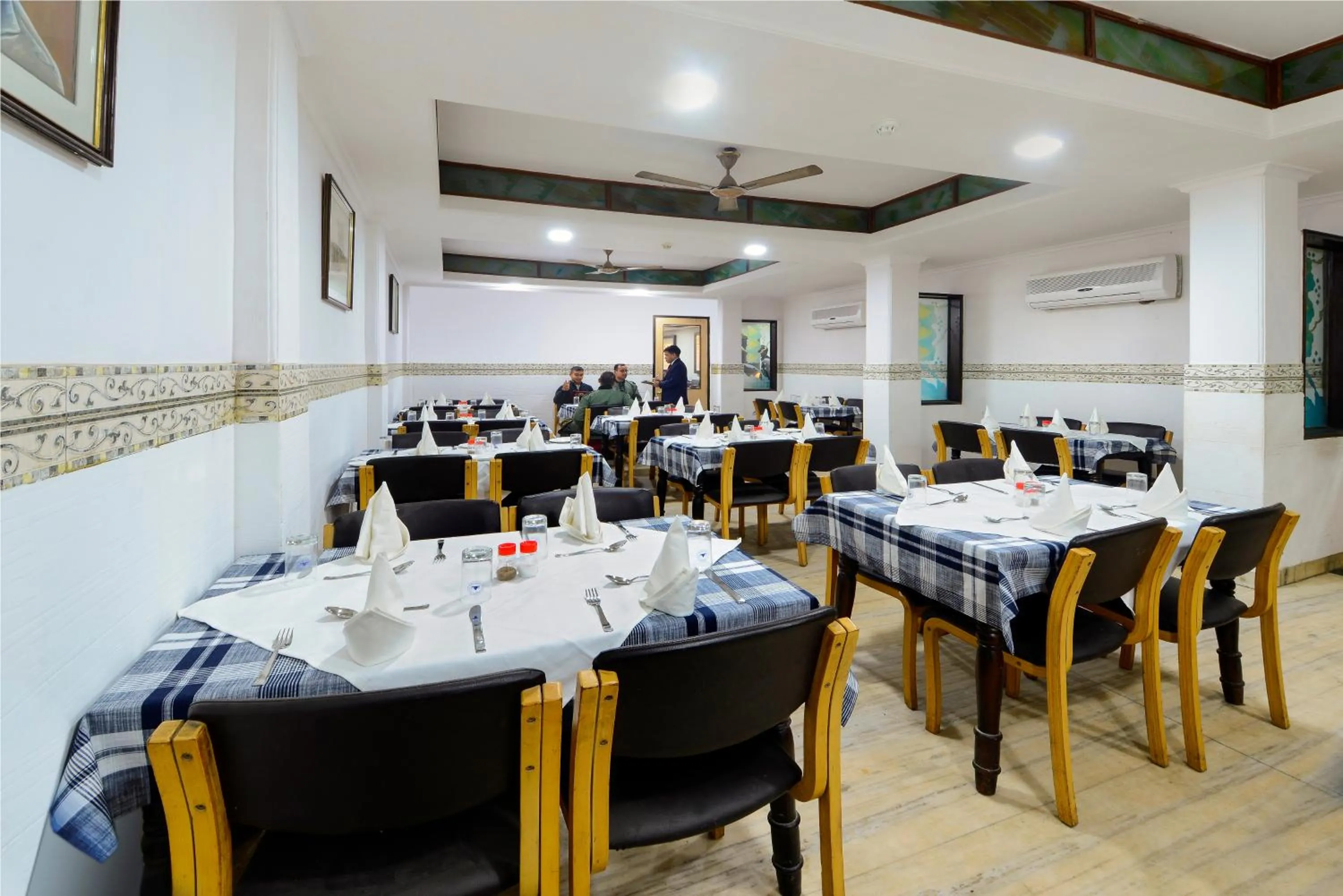 Restaurant/places to eat in Hotel Ashish Palace