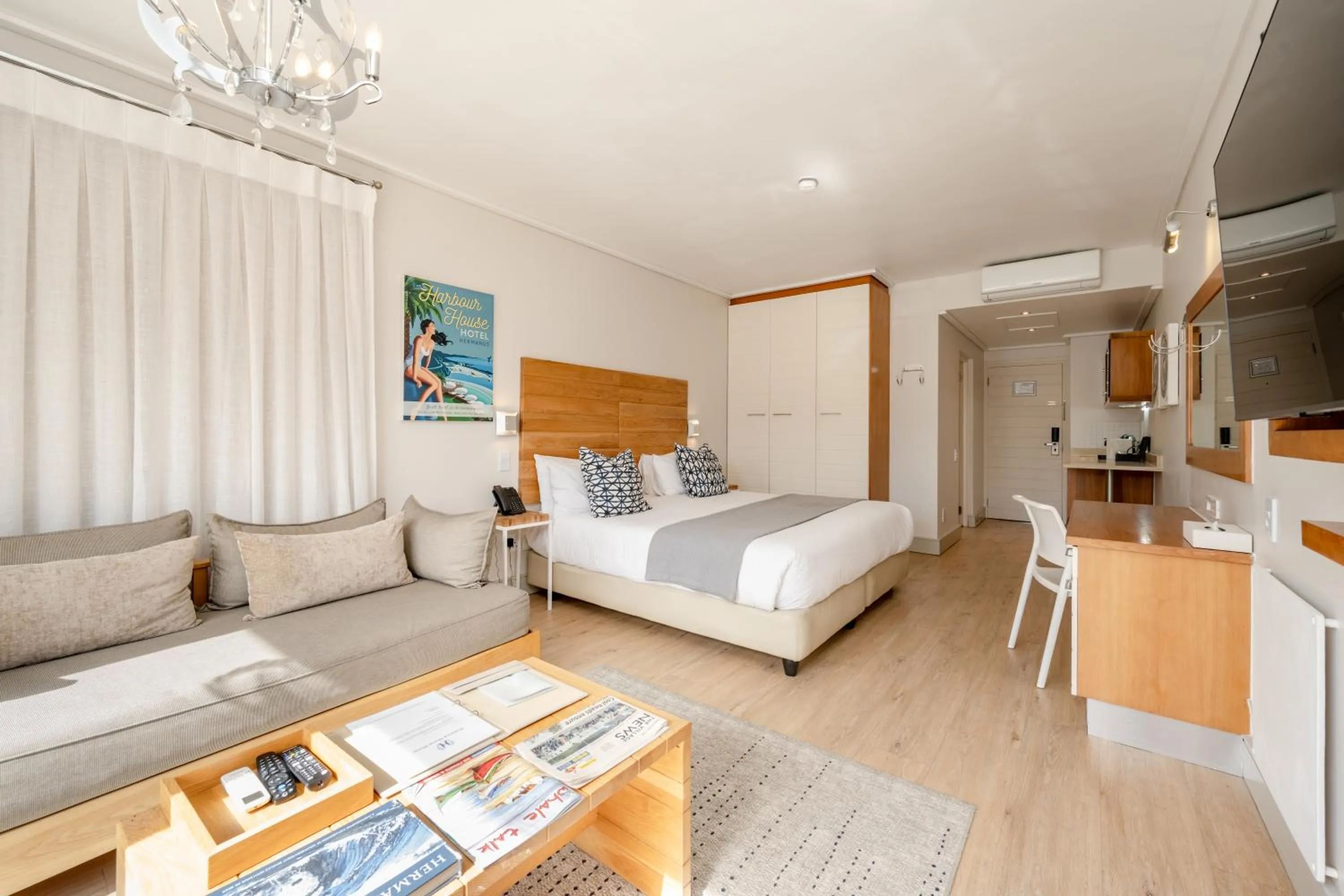 Bed in Harbour House Hotel