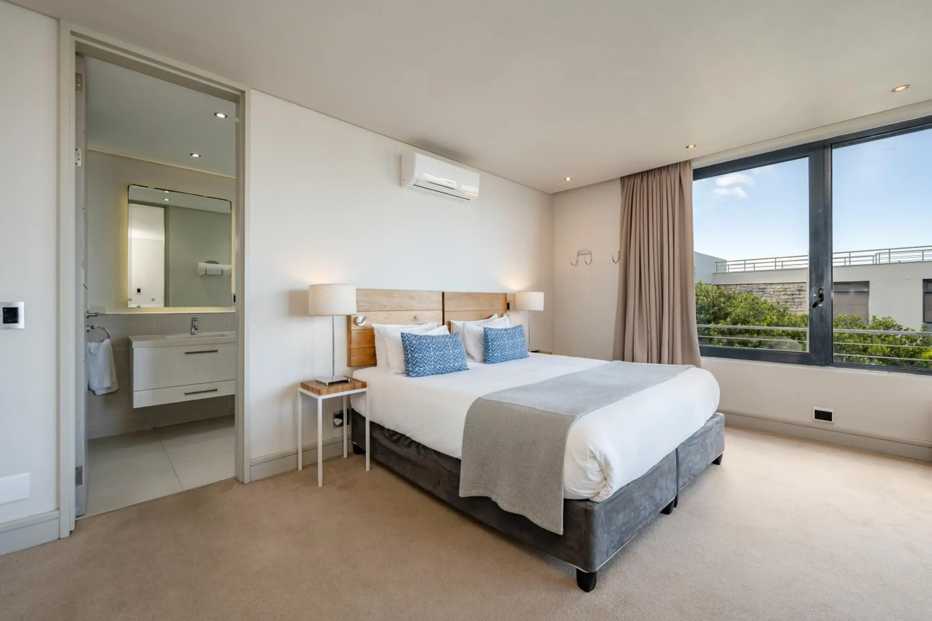 Bedroom, Bed in Harbour House Hotel Bedroom, Bed in Harbour House Hotel