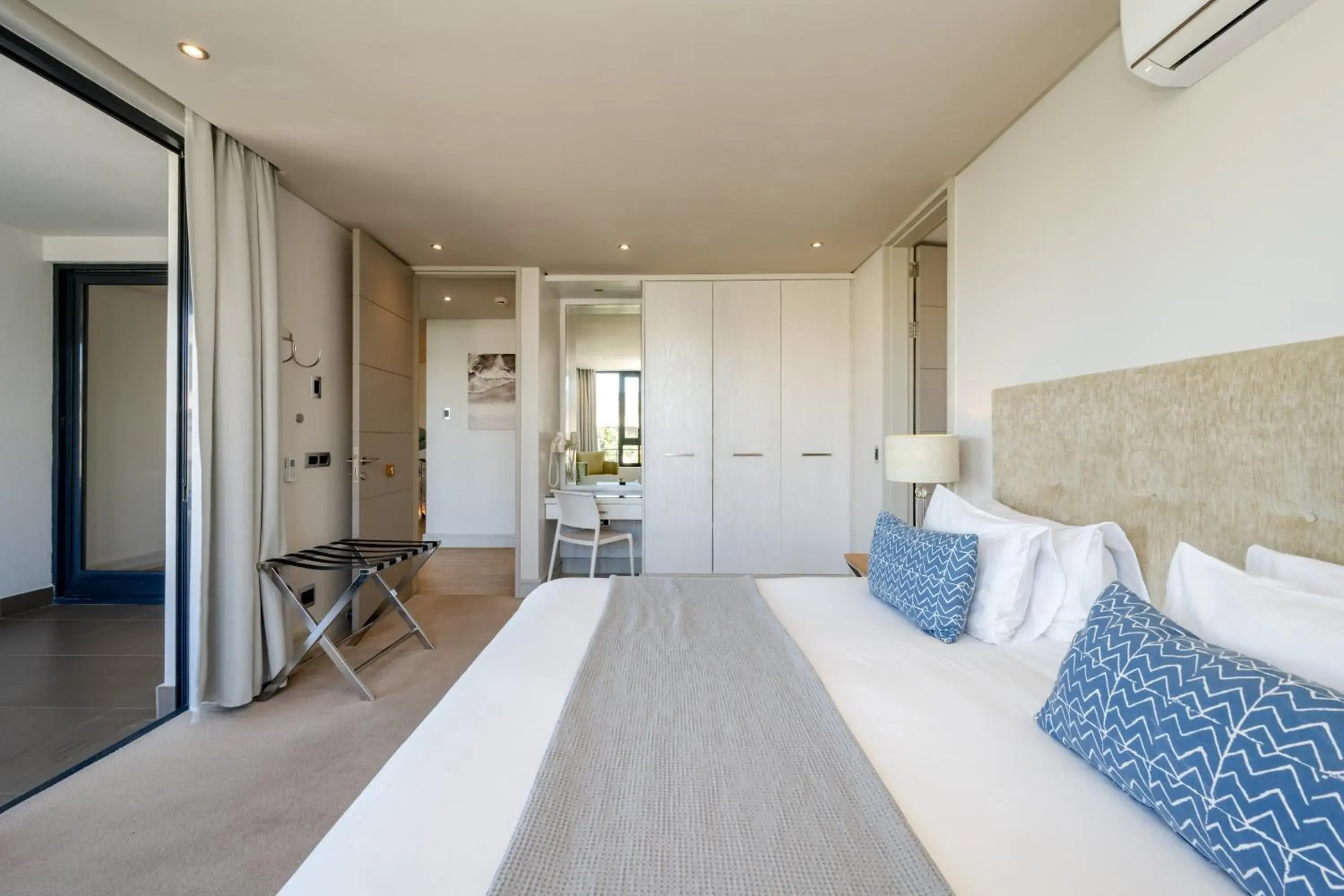 Bedroom, Bed in Harbour House Hotel Bedroom, Bed in Harbour House Hotel