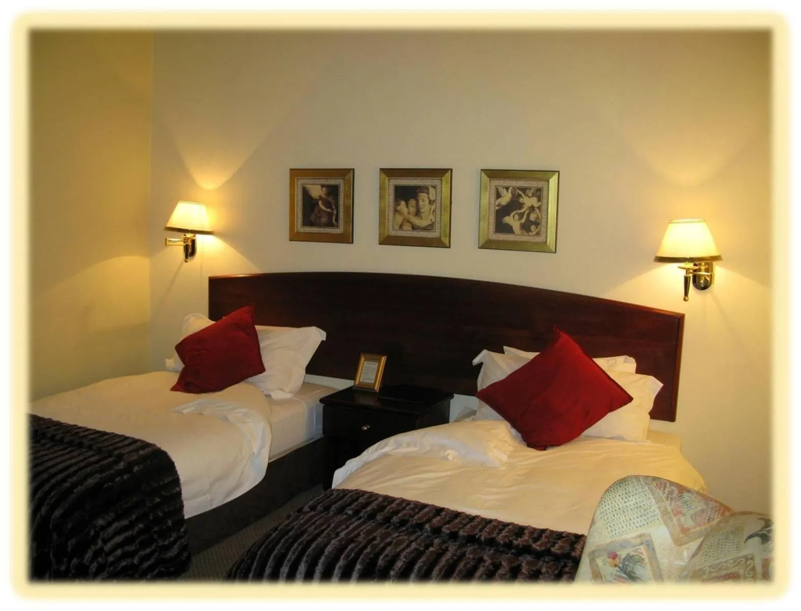 Bedroom, Bed in Benvenuto Hotel & Conference Centre