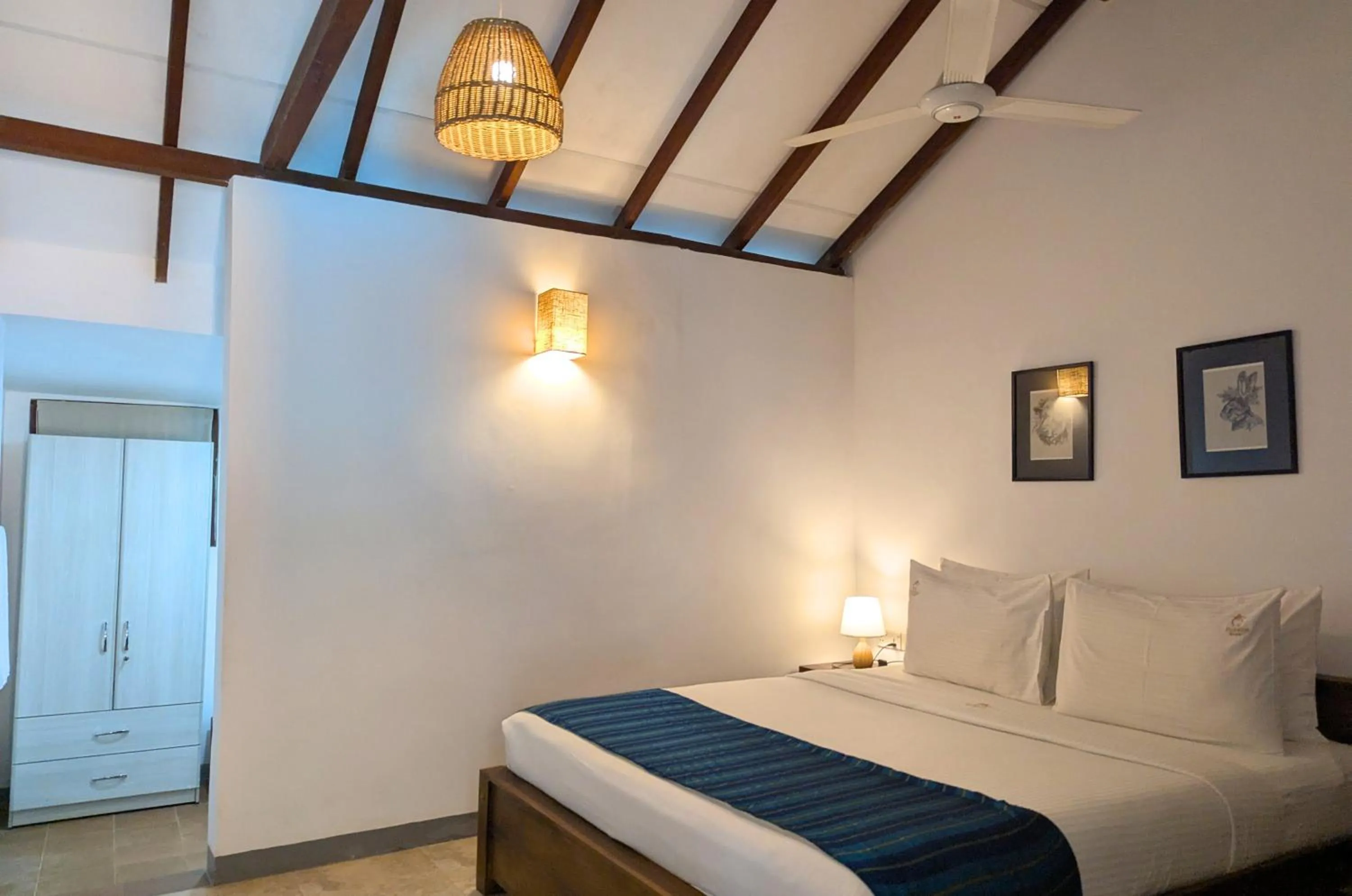 Bed in Pinthaliya Resort