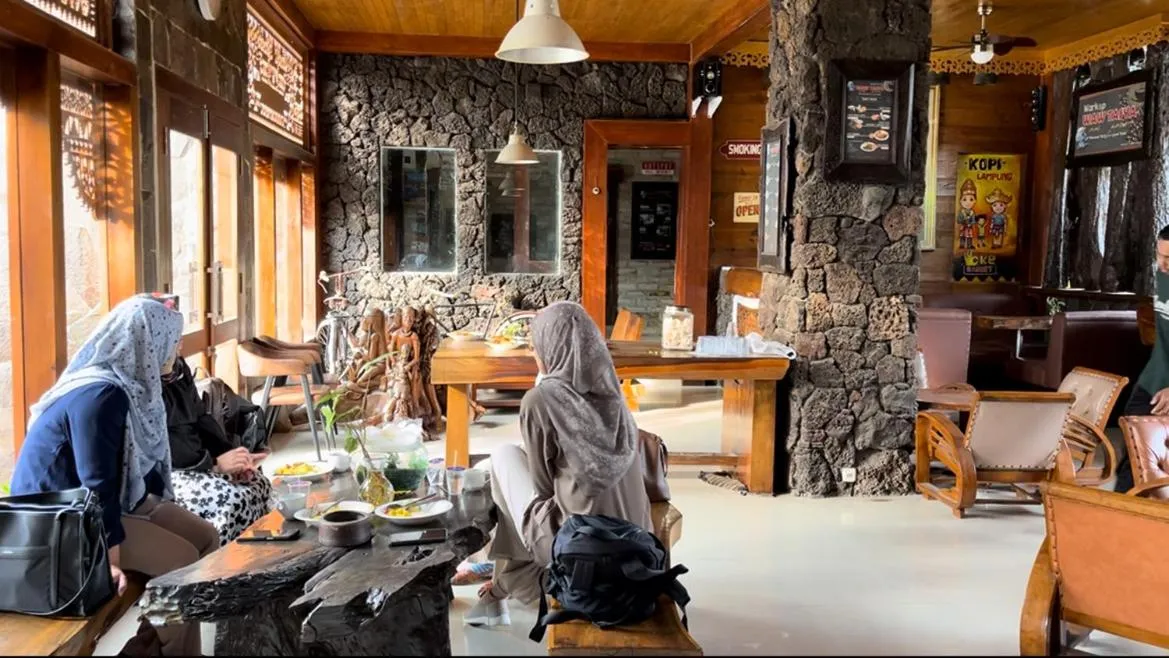 Restaurant/places to eat in Nuwono Tasya Syariah