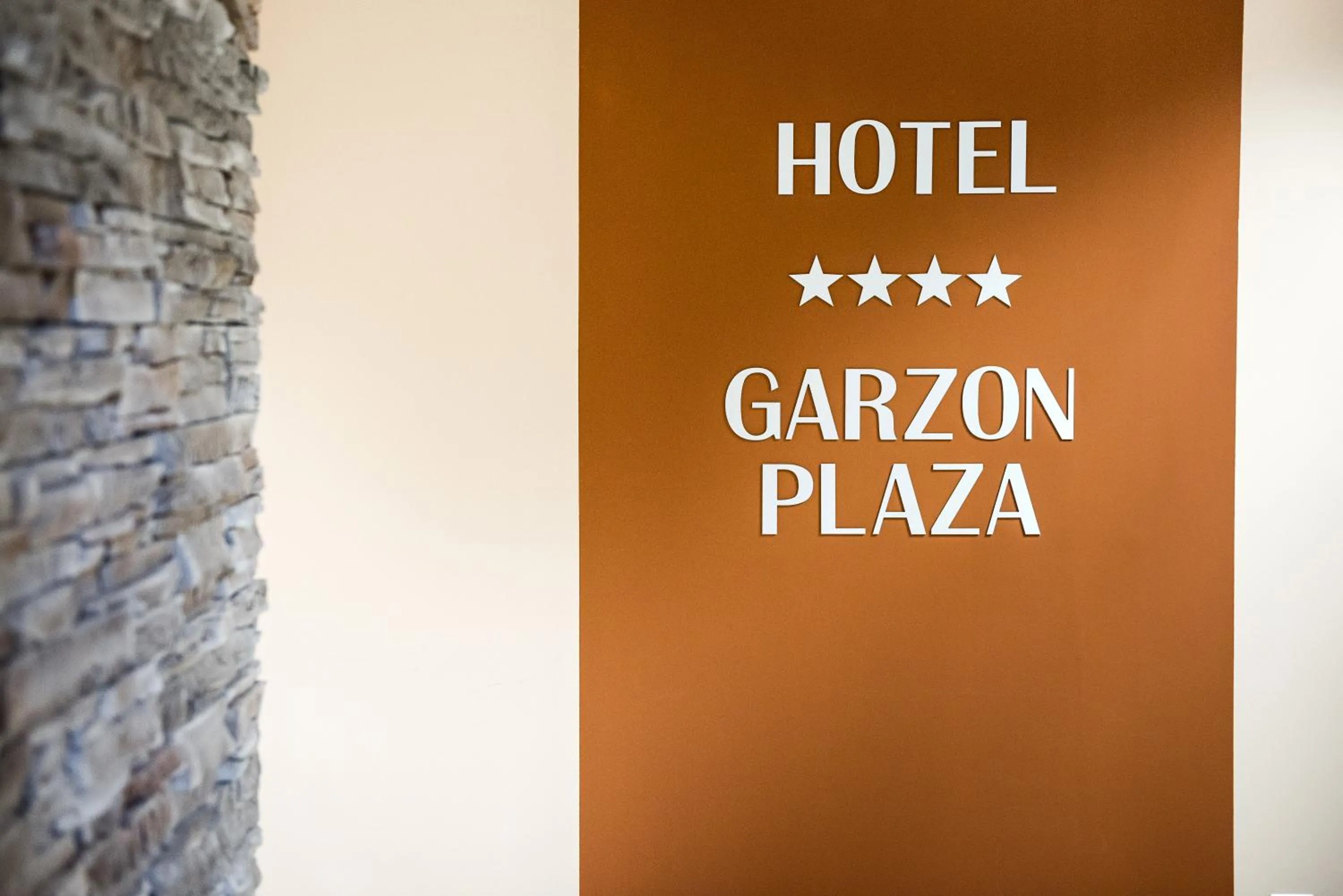 Text overlay in Hotel Garzon Plaza