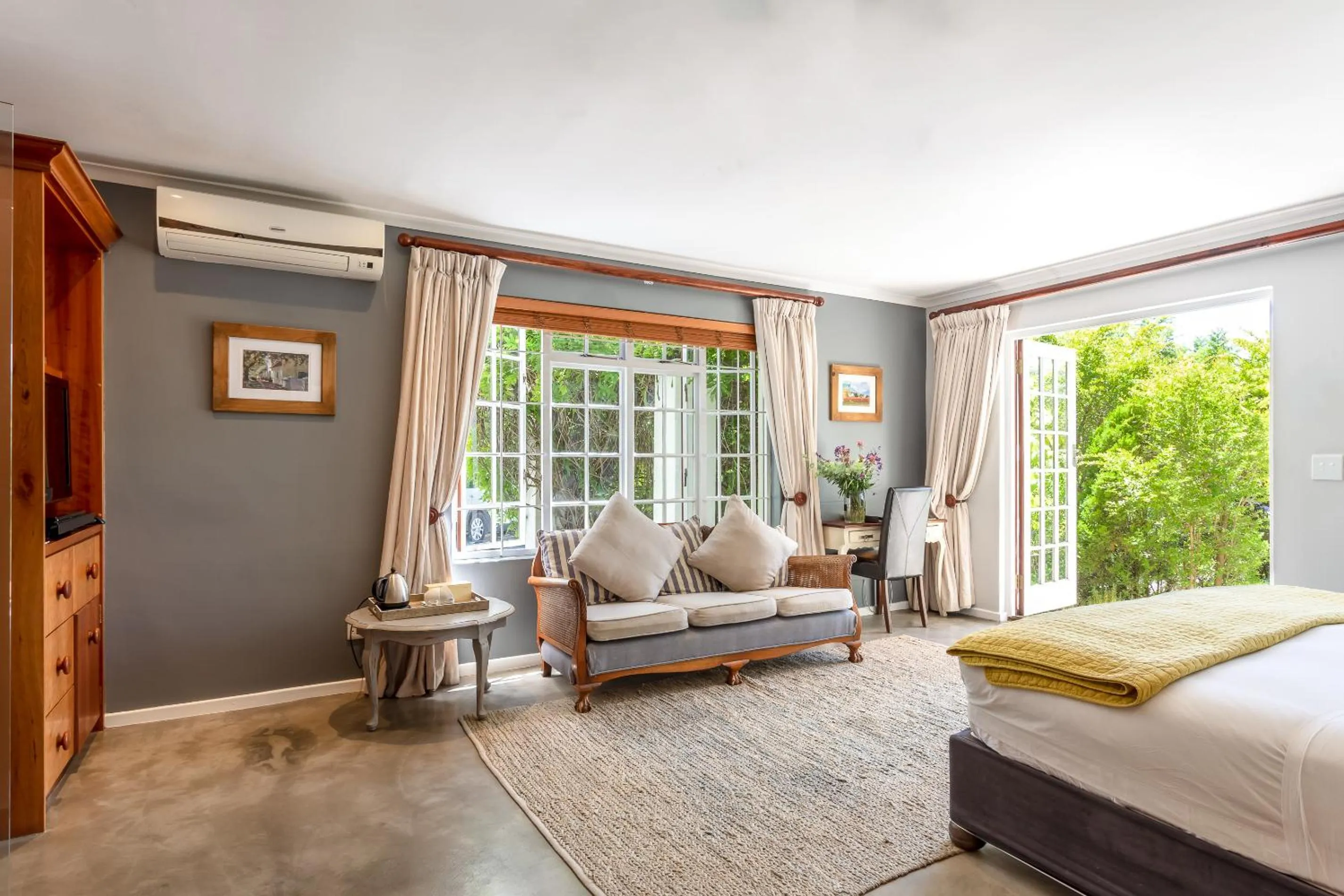 Seating area, Bed in Wedgeview Country House & Spa