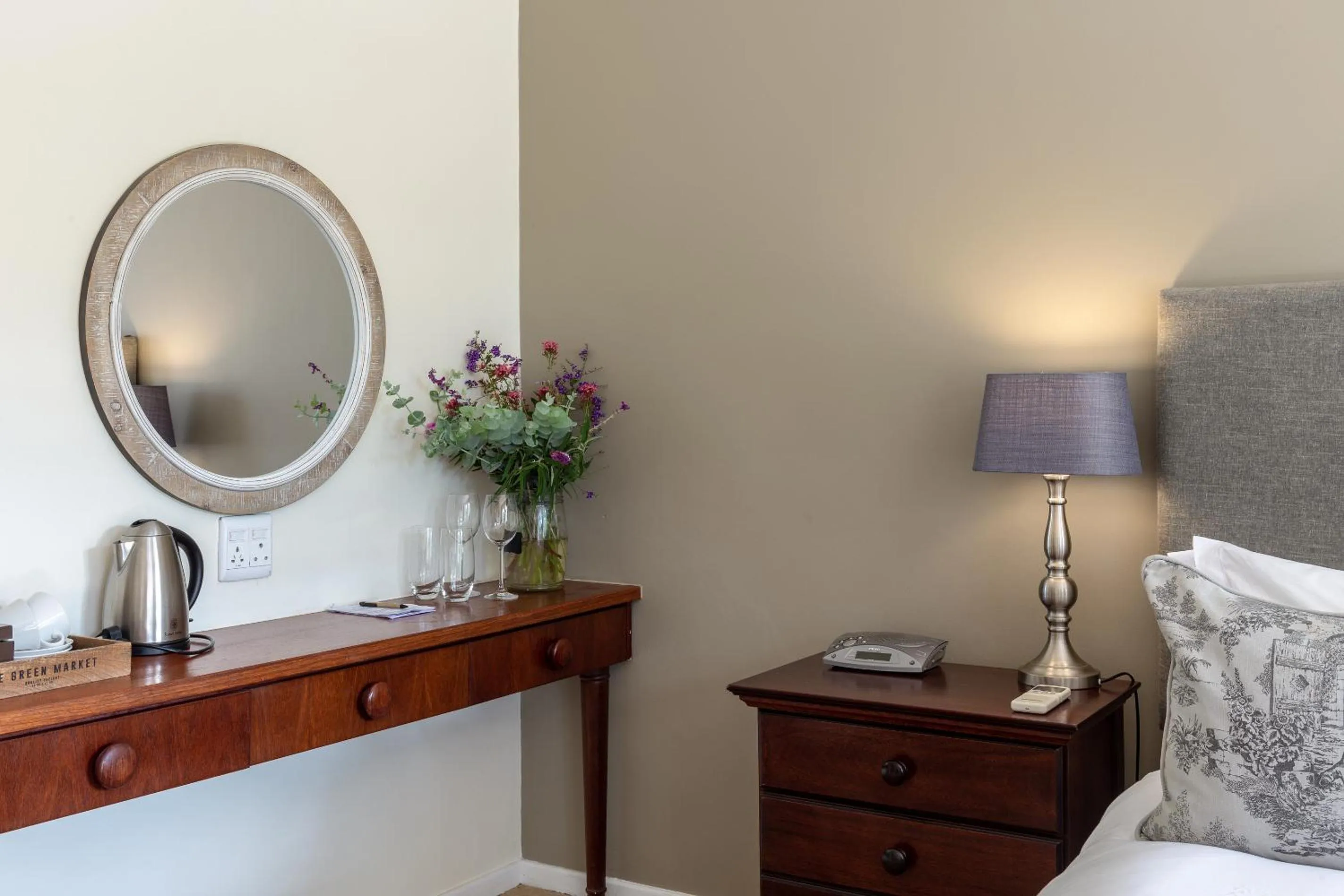 Coffee/tea facilities, Bed in Wedgeview Country House & Spa