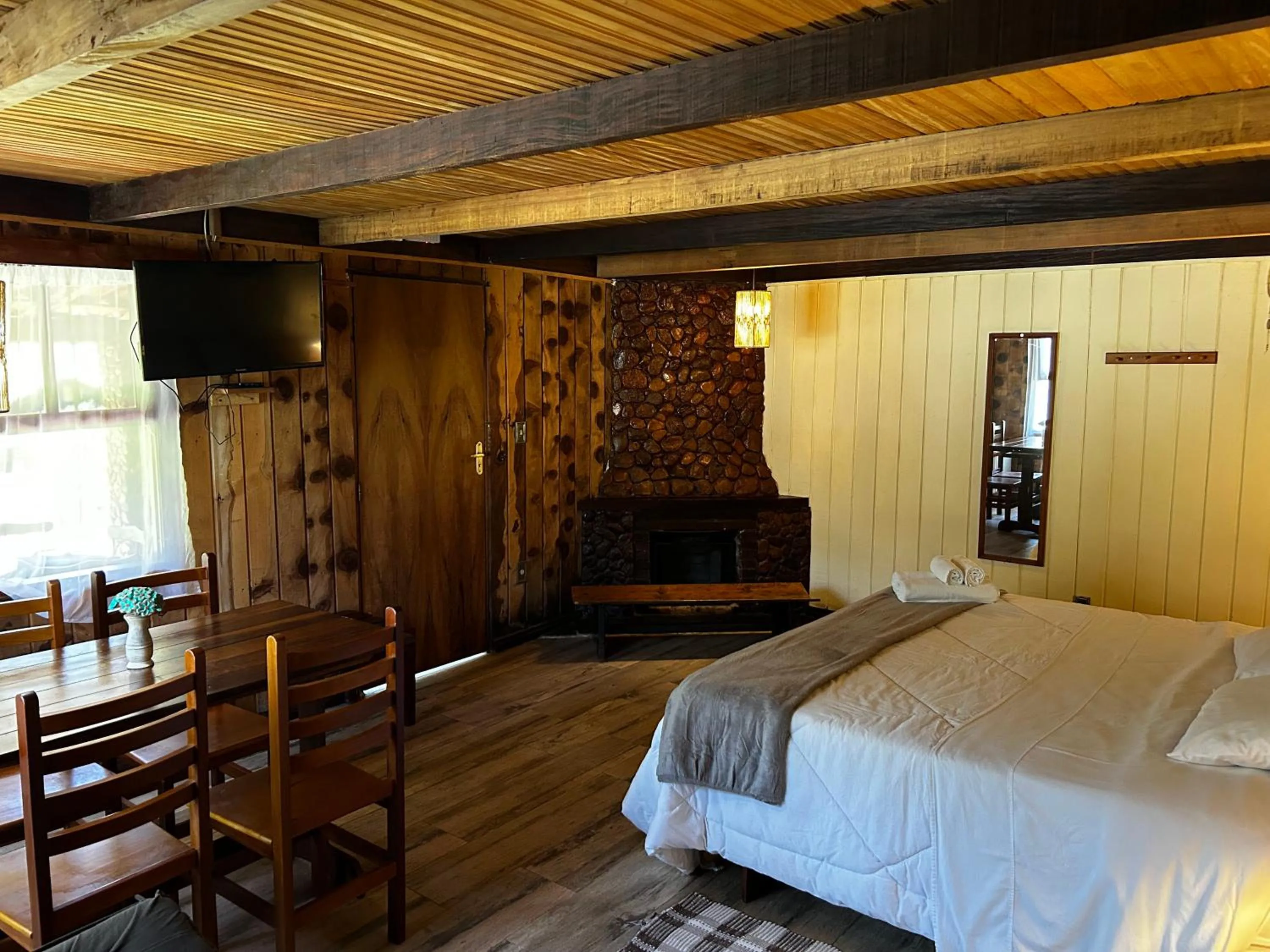 Communal lounge/ TV room, Bed in Hotel Refazenda