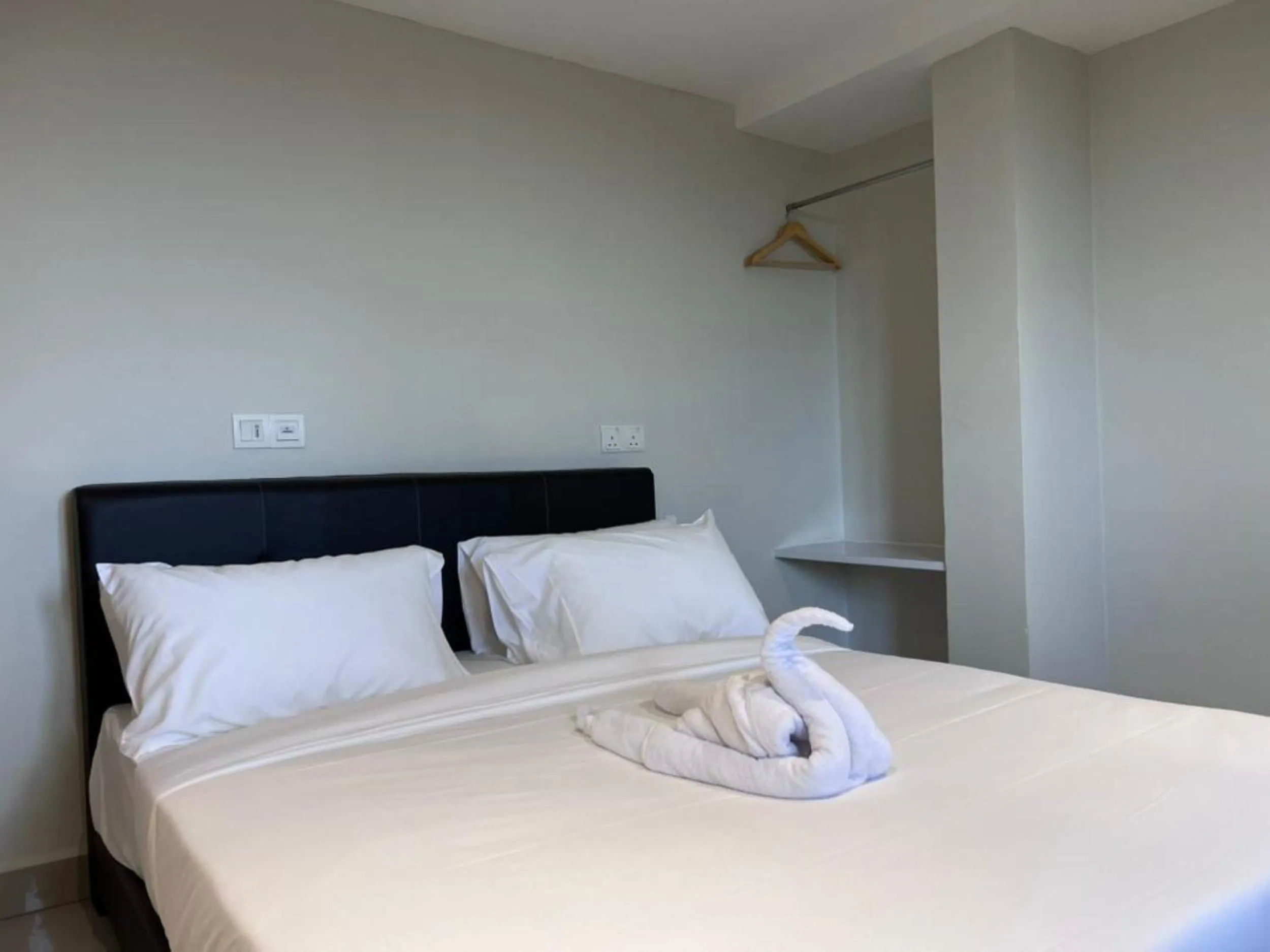 Standard Queen Room in Swing & Pillows - Kajang, Selangor
