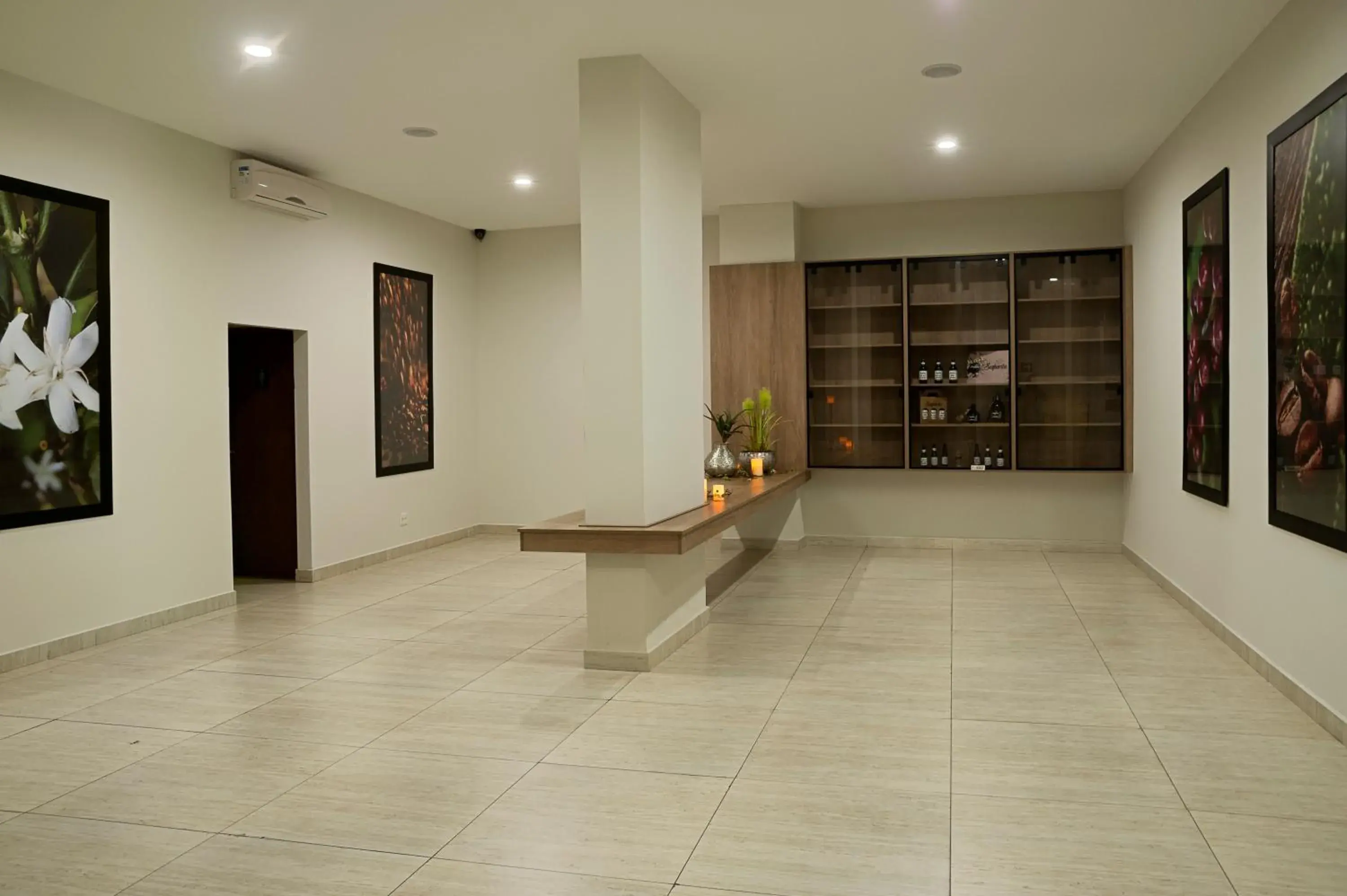 Lobby or reception in Tryp by Wyndham Varginha Cafe Royal Lobby or reception in Tryp by Wyndham Varginha Cafe Royal