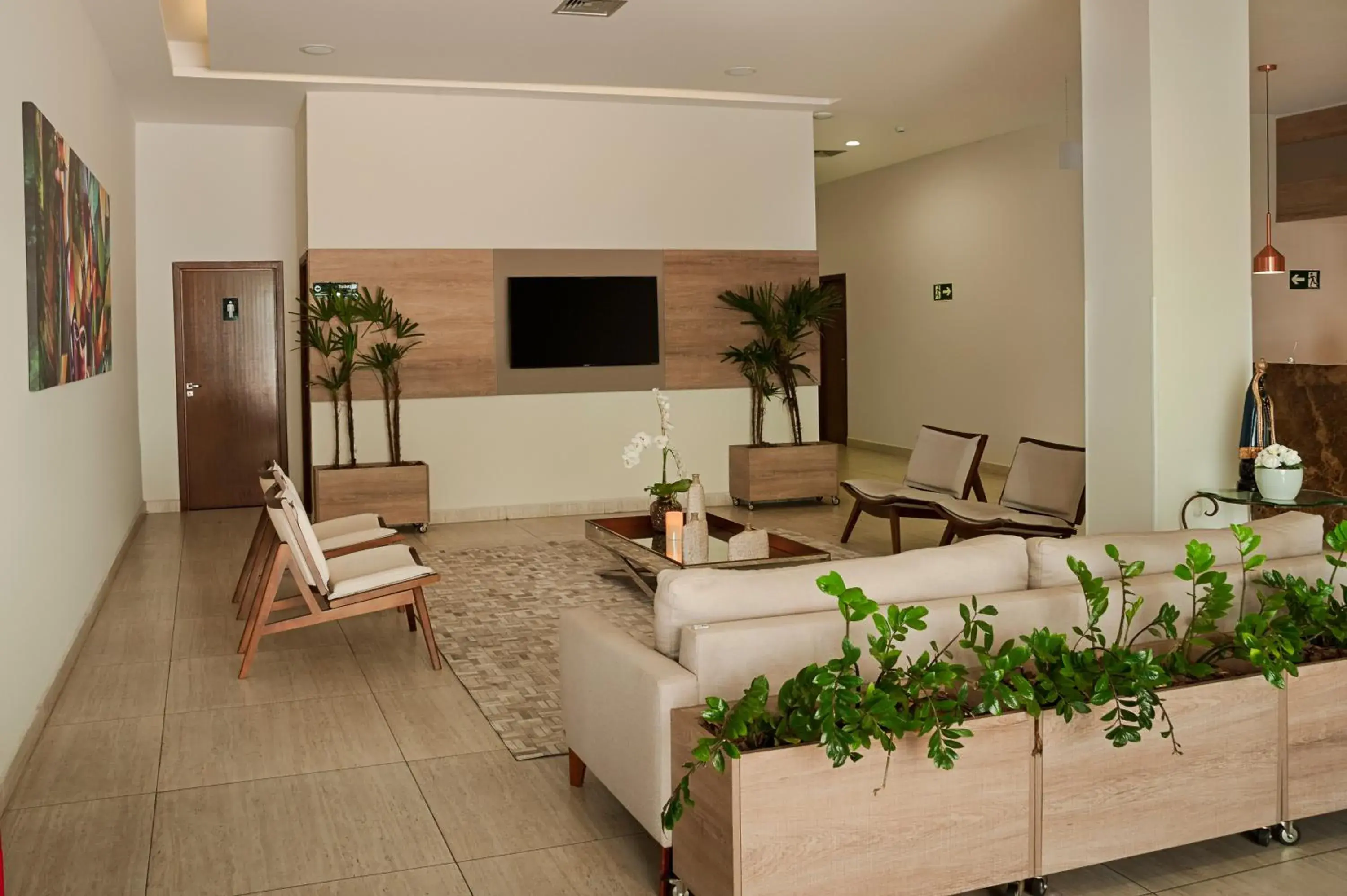 Lobby or reception in Tryp by Wyndham Varginha Cafe Royal Lobby or reception in Tryp by Wyndham Varginha Cafe Royal
