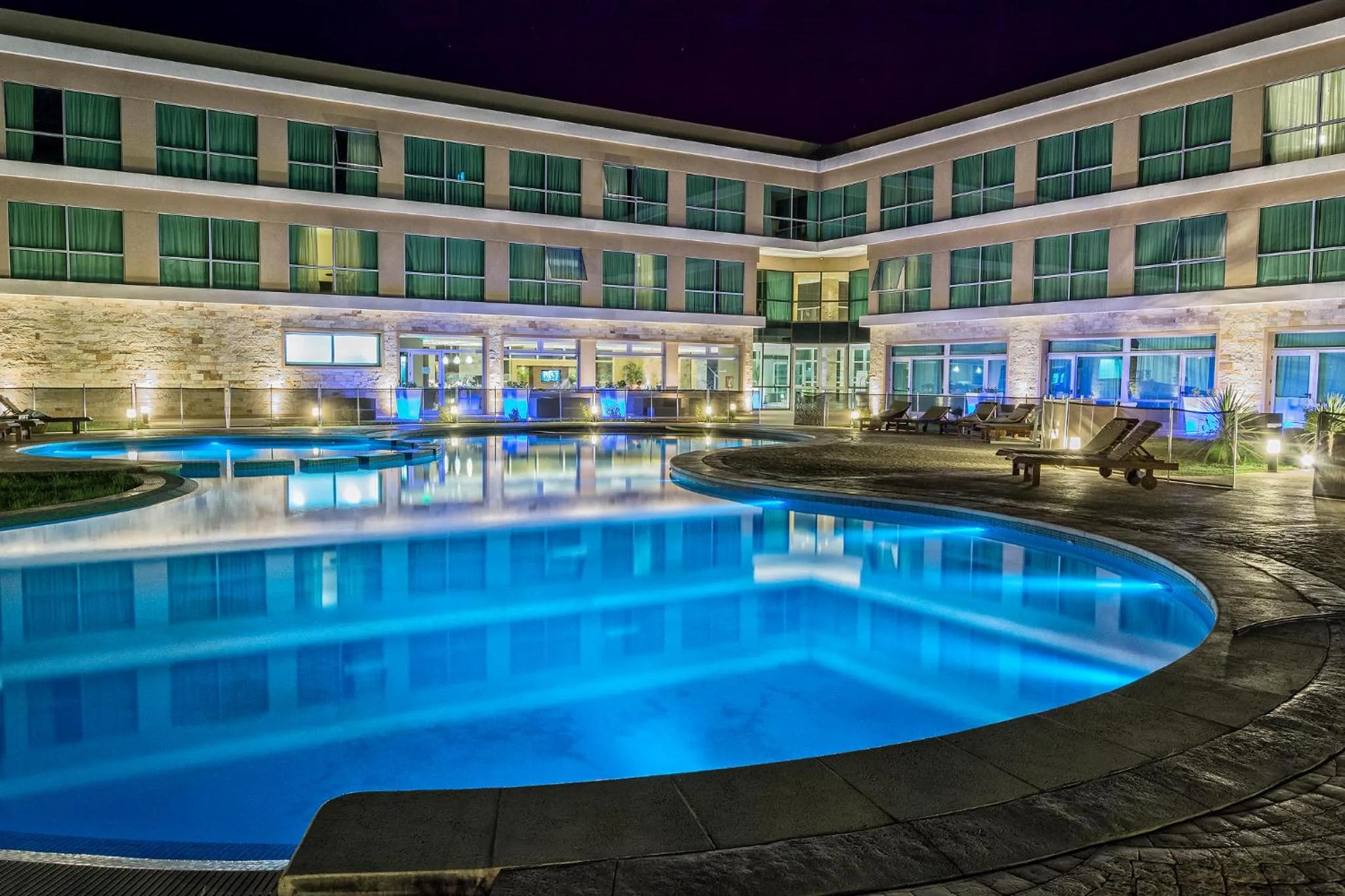 Swimming pool in Howard Johnson Neuquen