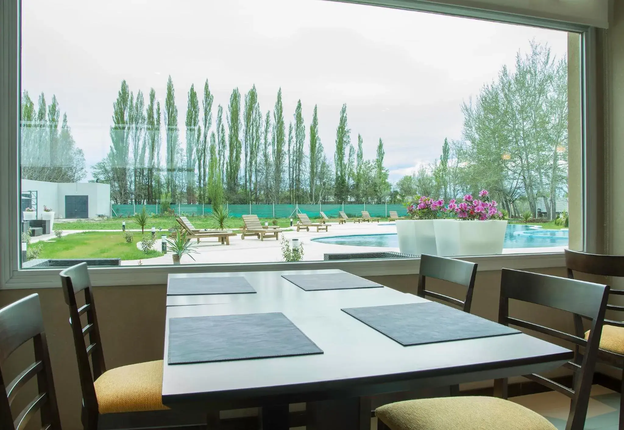 Restaurant/places to eat in Howard Johnson Neuquen Restaurant/places to eat in Howard Johnson Neuquen