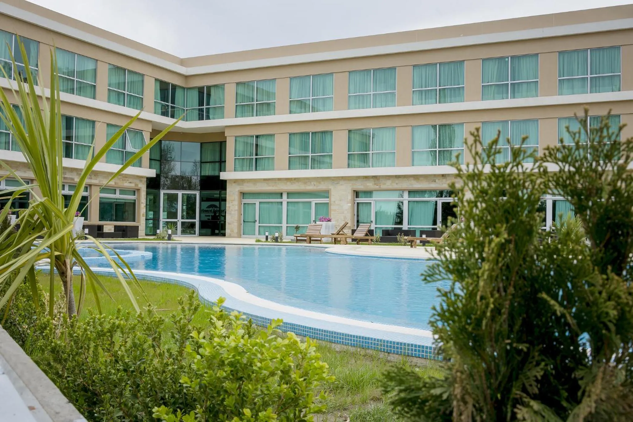 Property building in Howard Johnson Neuquen