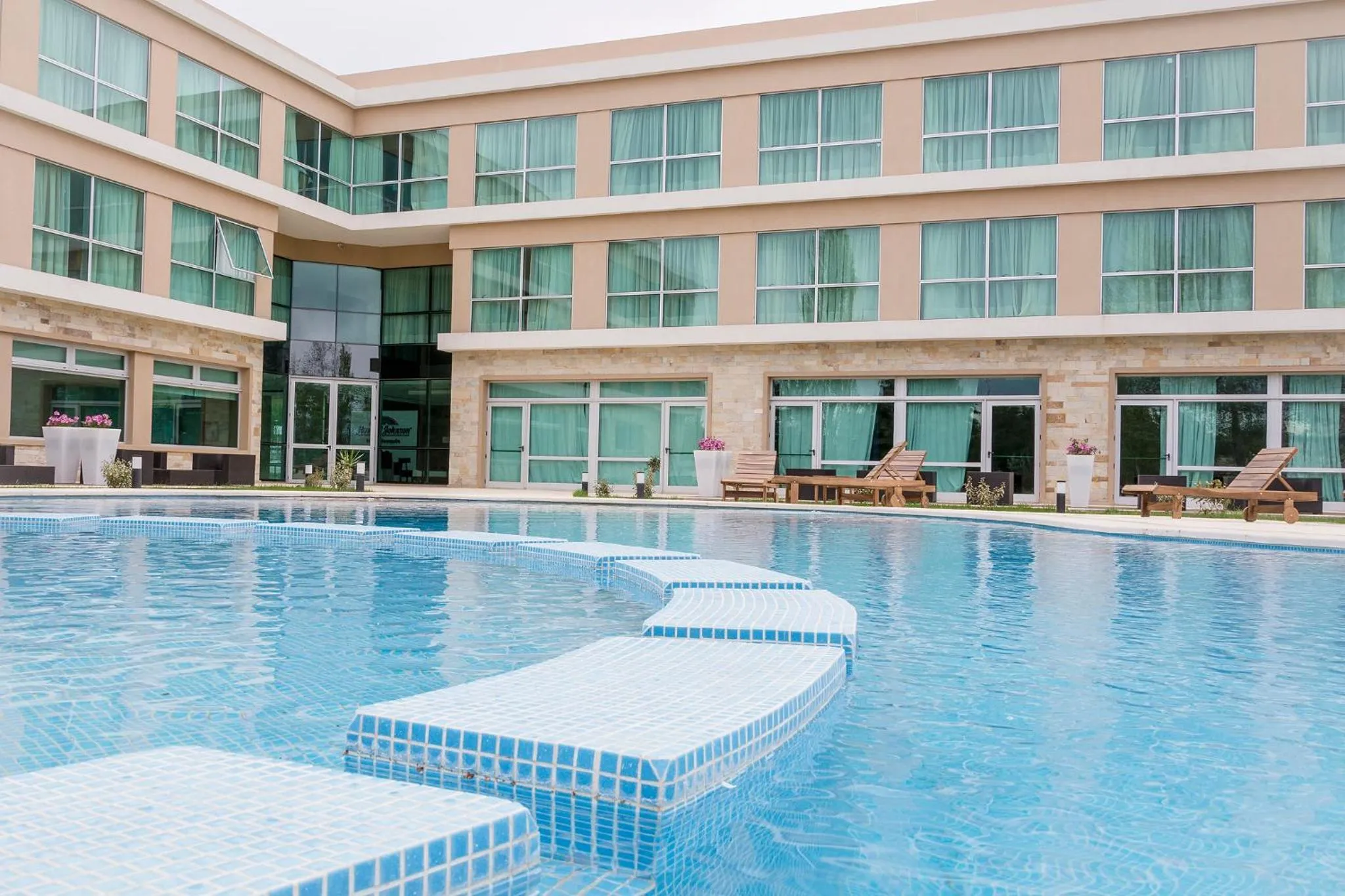Swimming pool in Howard Johnson Neuquen