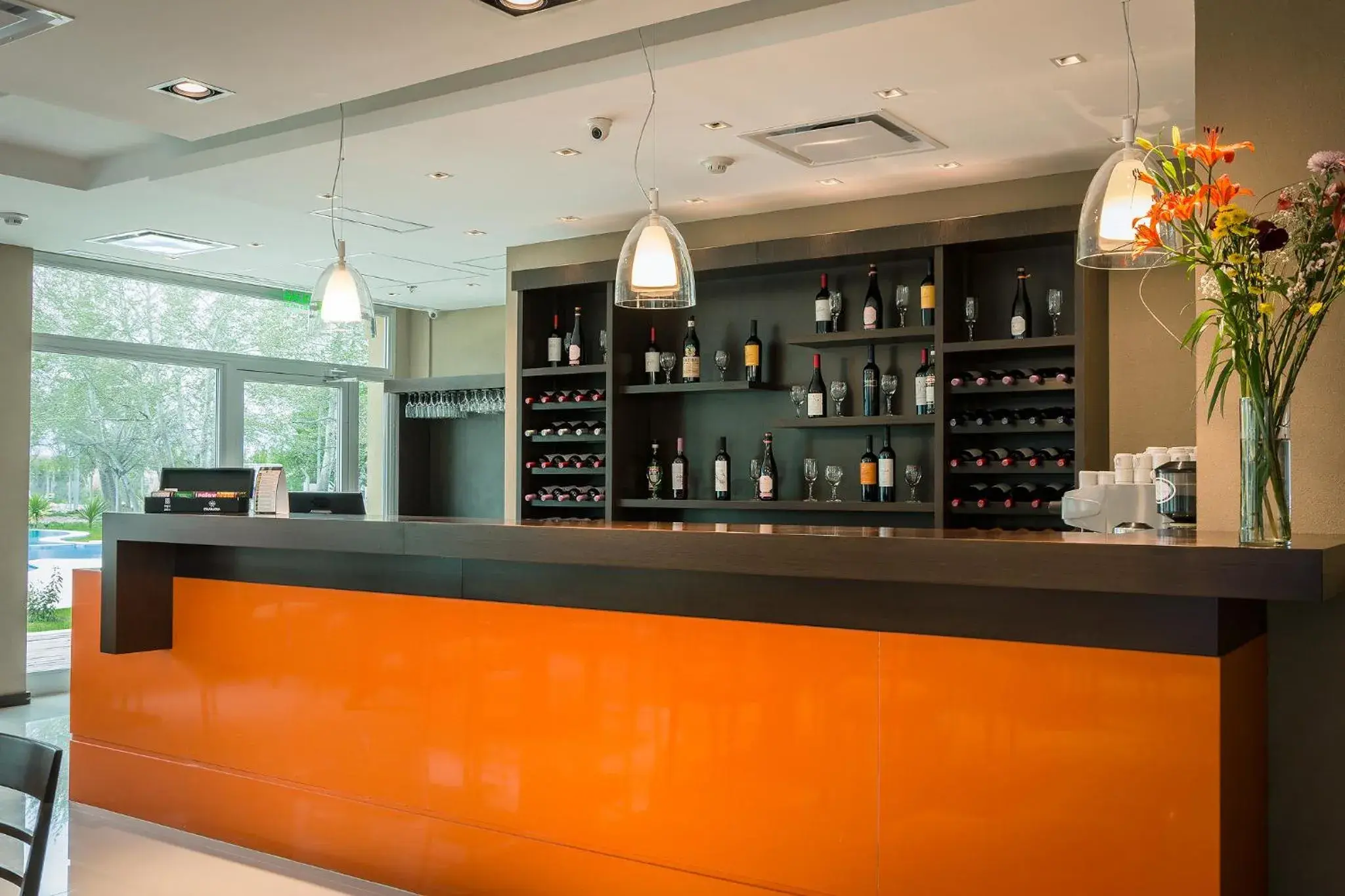 Lounge or bar in Howard Johnson Neuquen Lounge or bar in Howard Johnson Neuquen