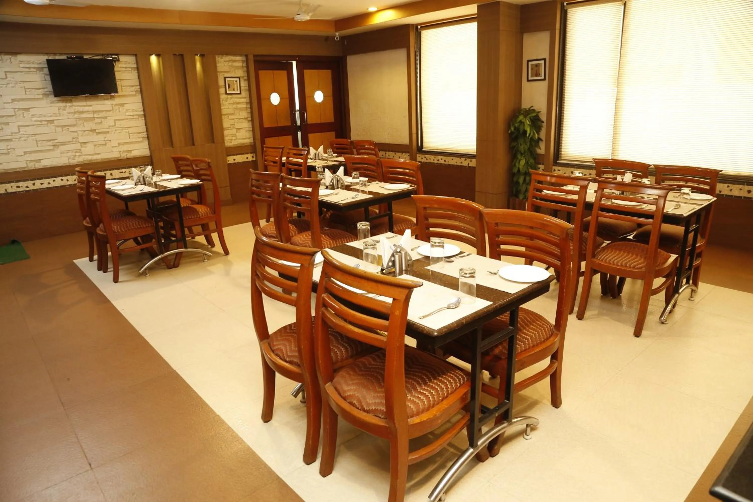 Restaurant/places to eat in HOTEL GRAND PLAZzA