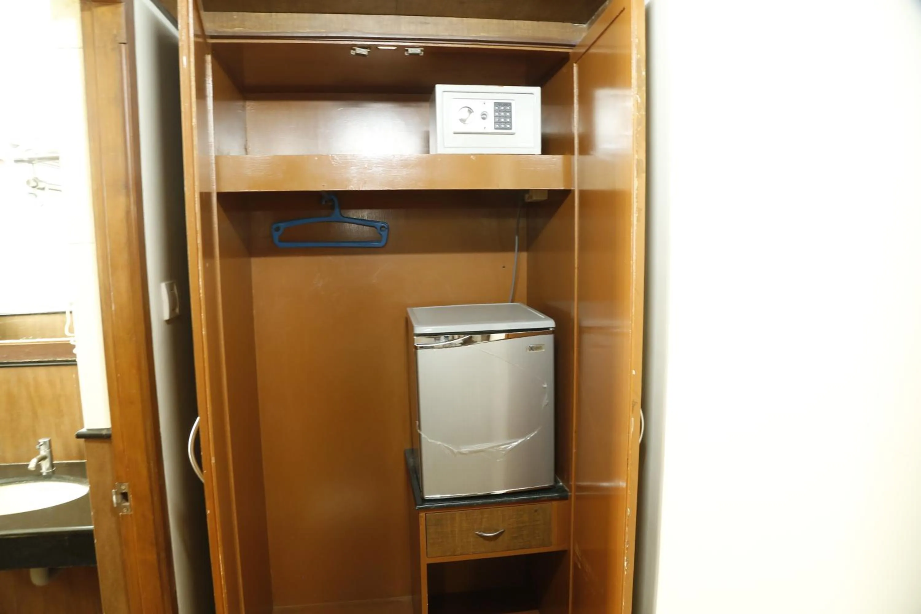 wardrobe in HOTEL GRAND PLAZzA