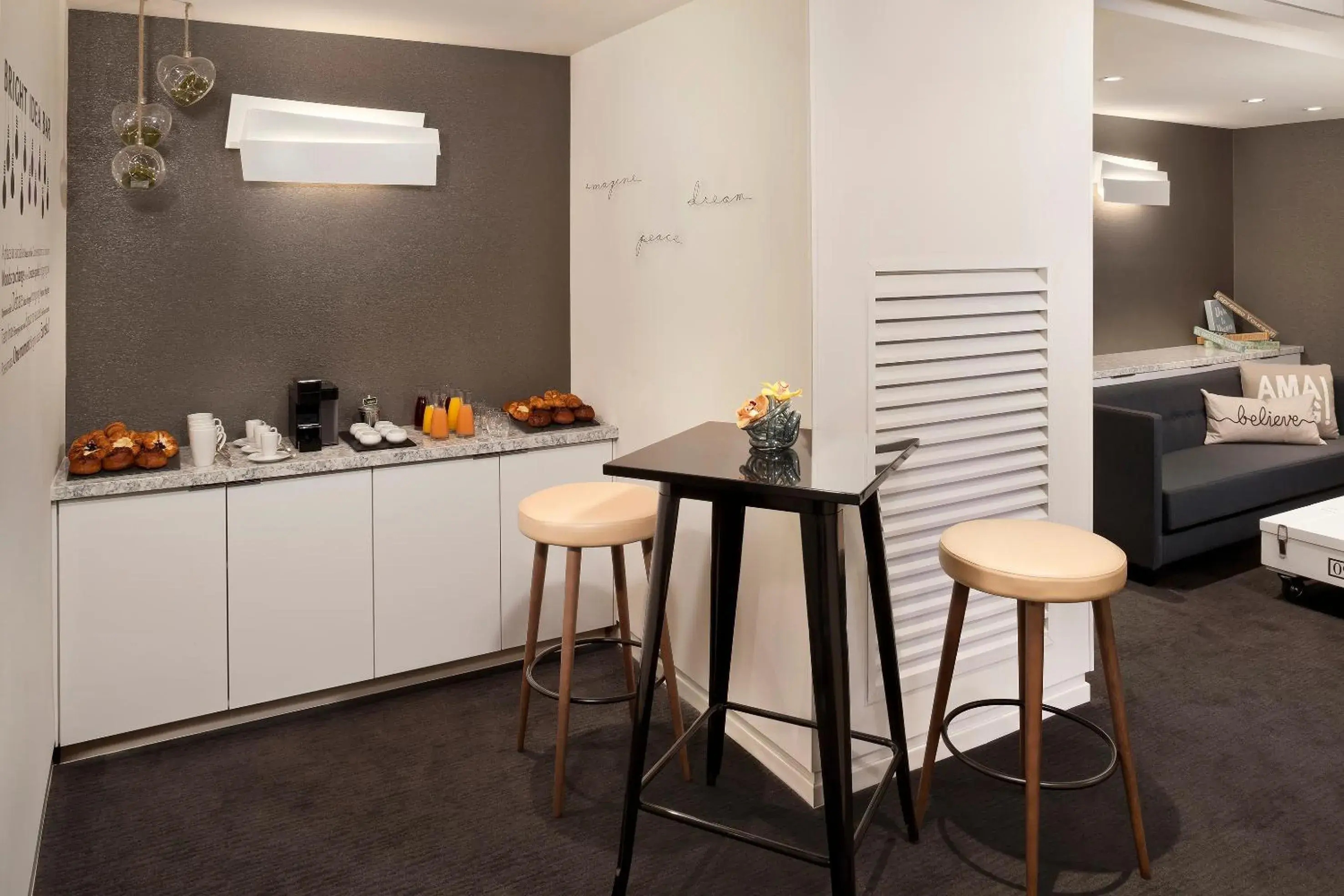 Coffee/tea facilities, Bed in INNSiDE by Meliá New York Nomad Coffee/tea facilities, Bed in INNSiDE by Meliá New York Nomad