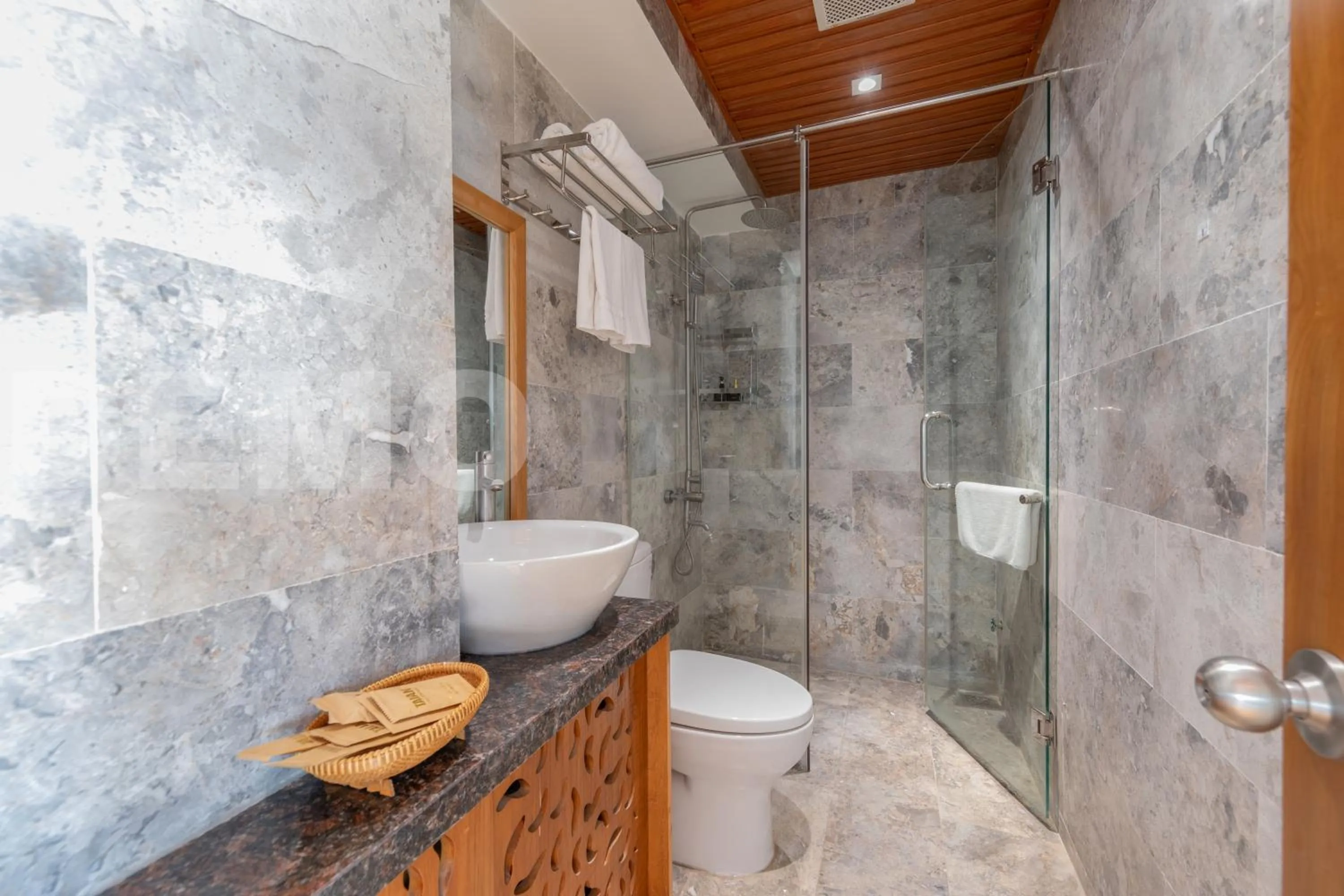 Shower in Taian Hotel & Apartment