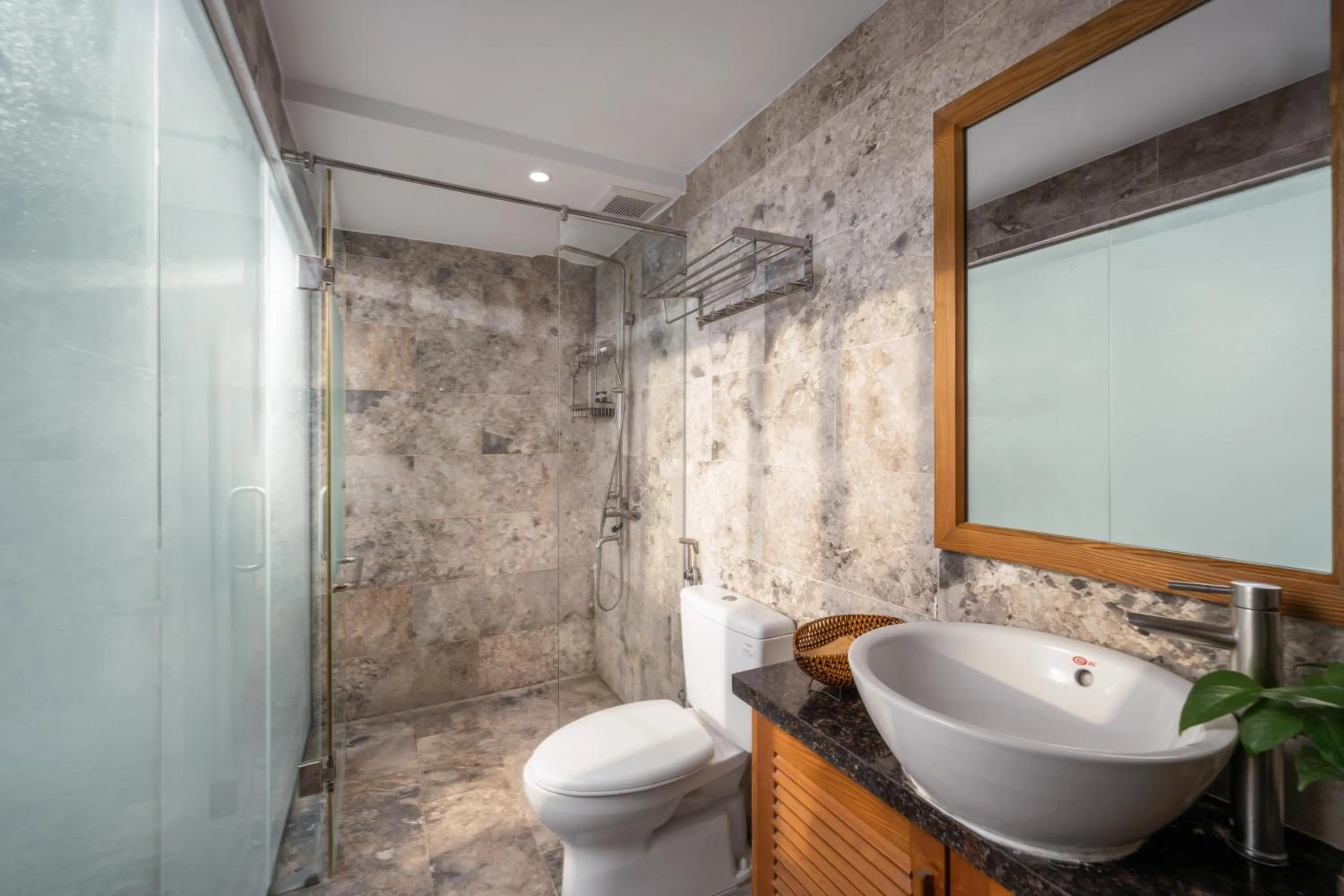 Shower in Taian Hotel & Apartment