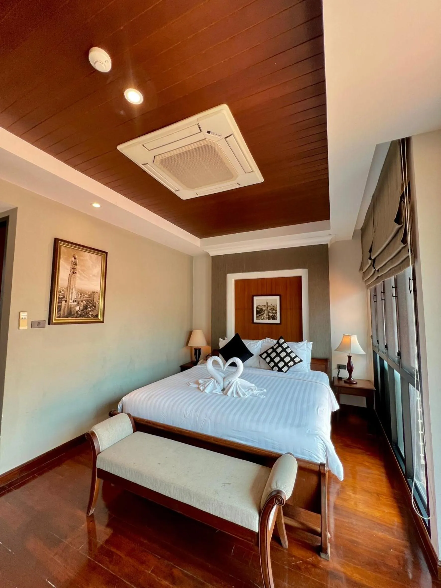 Bed in Yotaka Bangkok Hotel