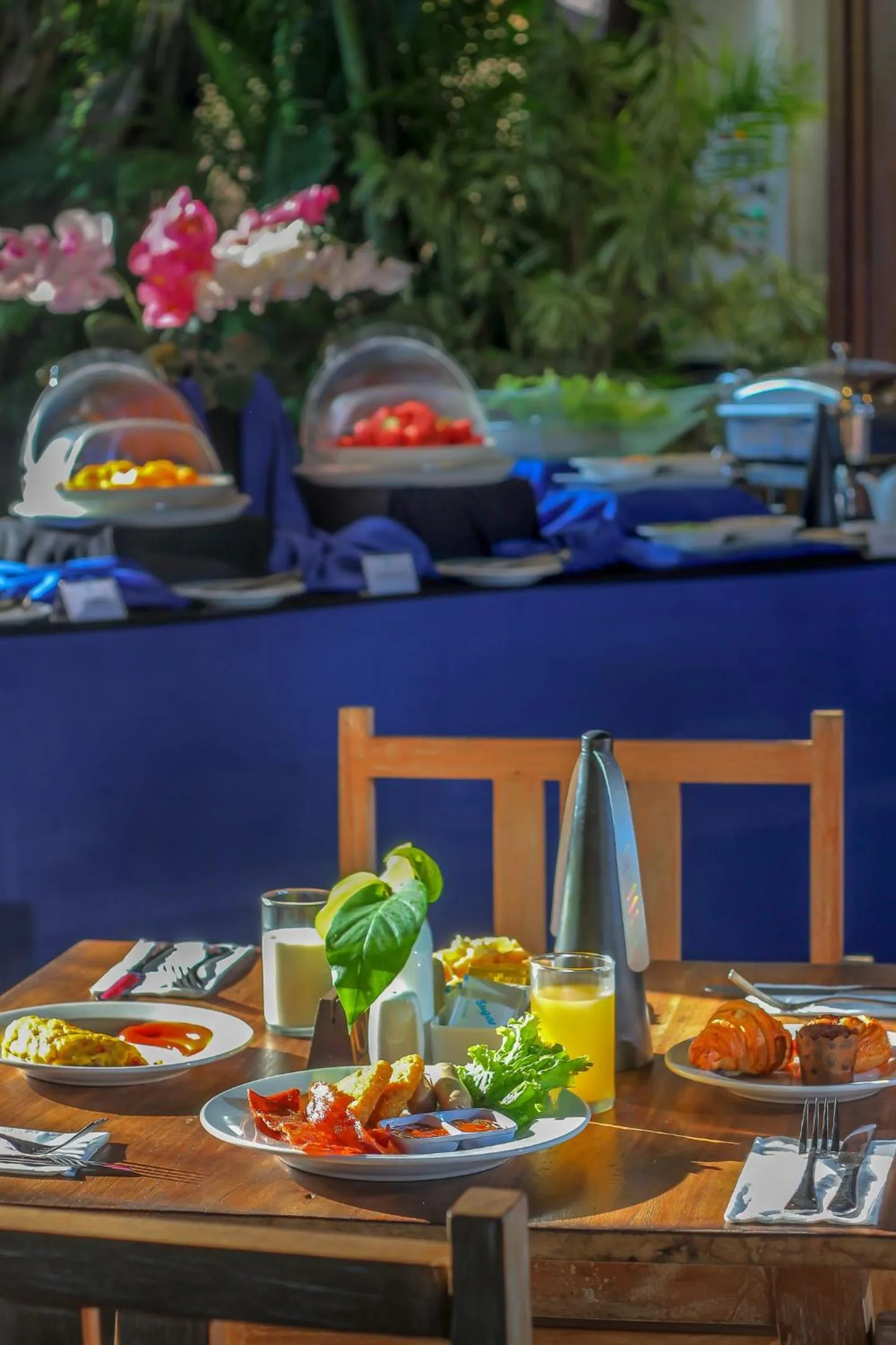 Buffet breakfast in d'Nusa Beach Club and Resort