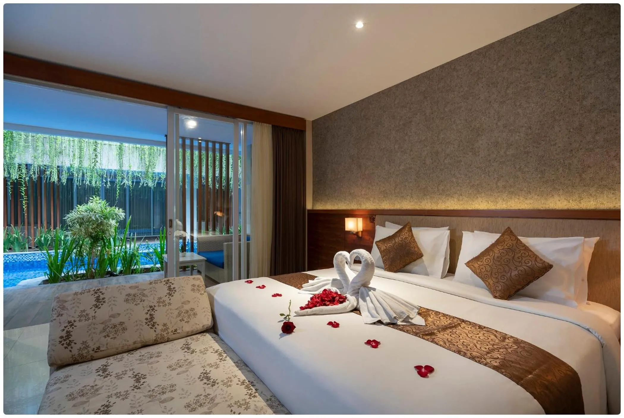 Bed in d'Nusa Beach Club and Resort