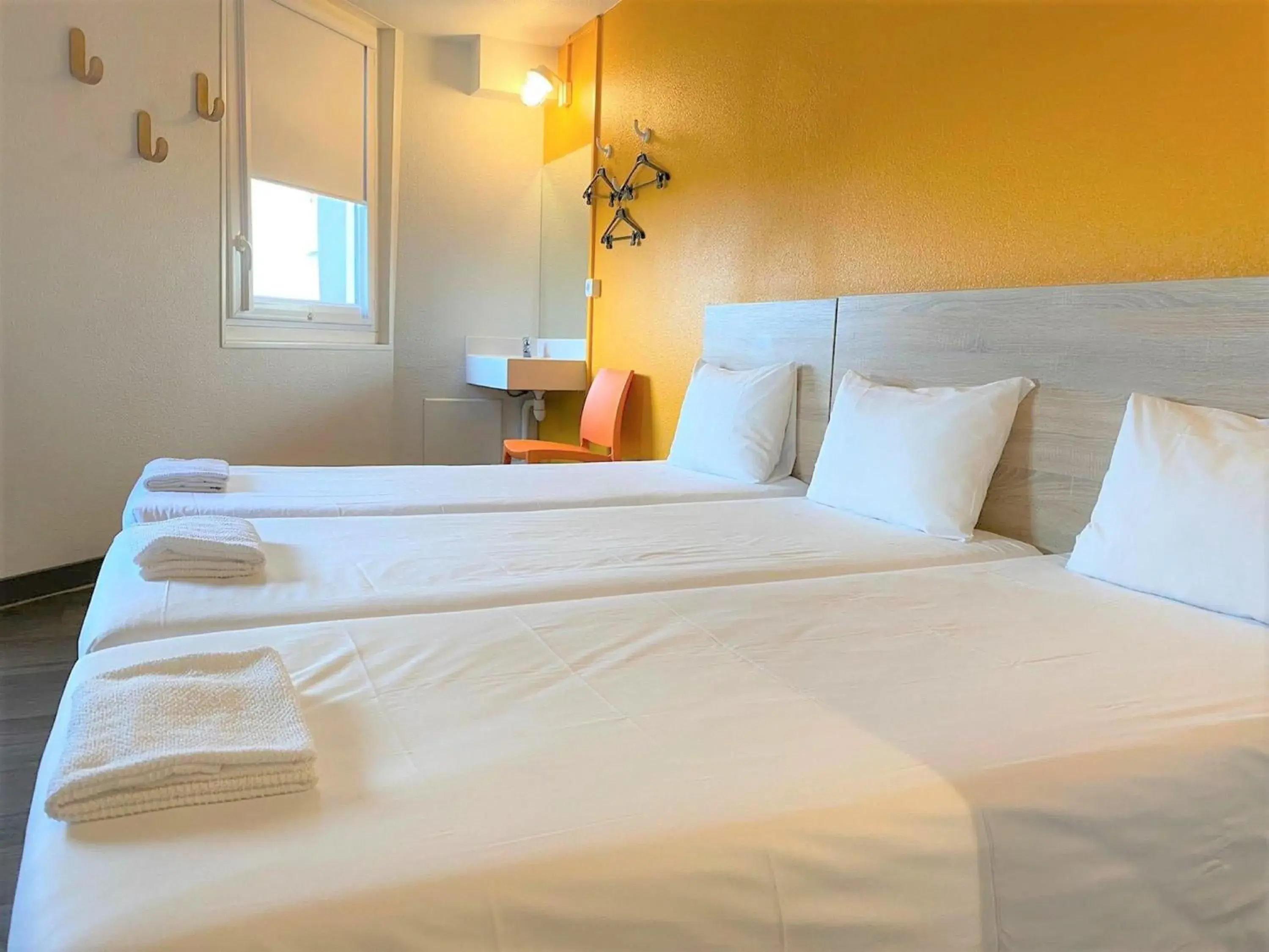 Bedroom, Bed in hotelF1 Paris Porte de Châtillon Bedroom, Bed in hotelF1 Paris Porte de Châtillon