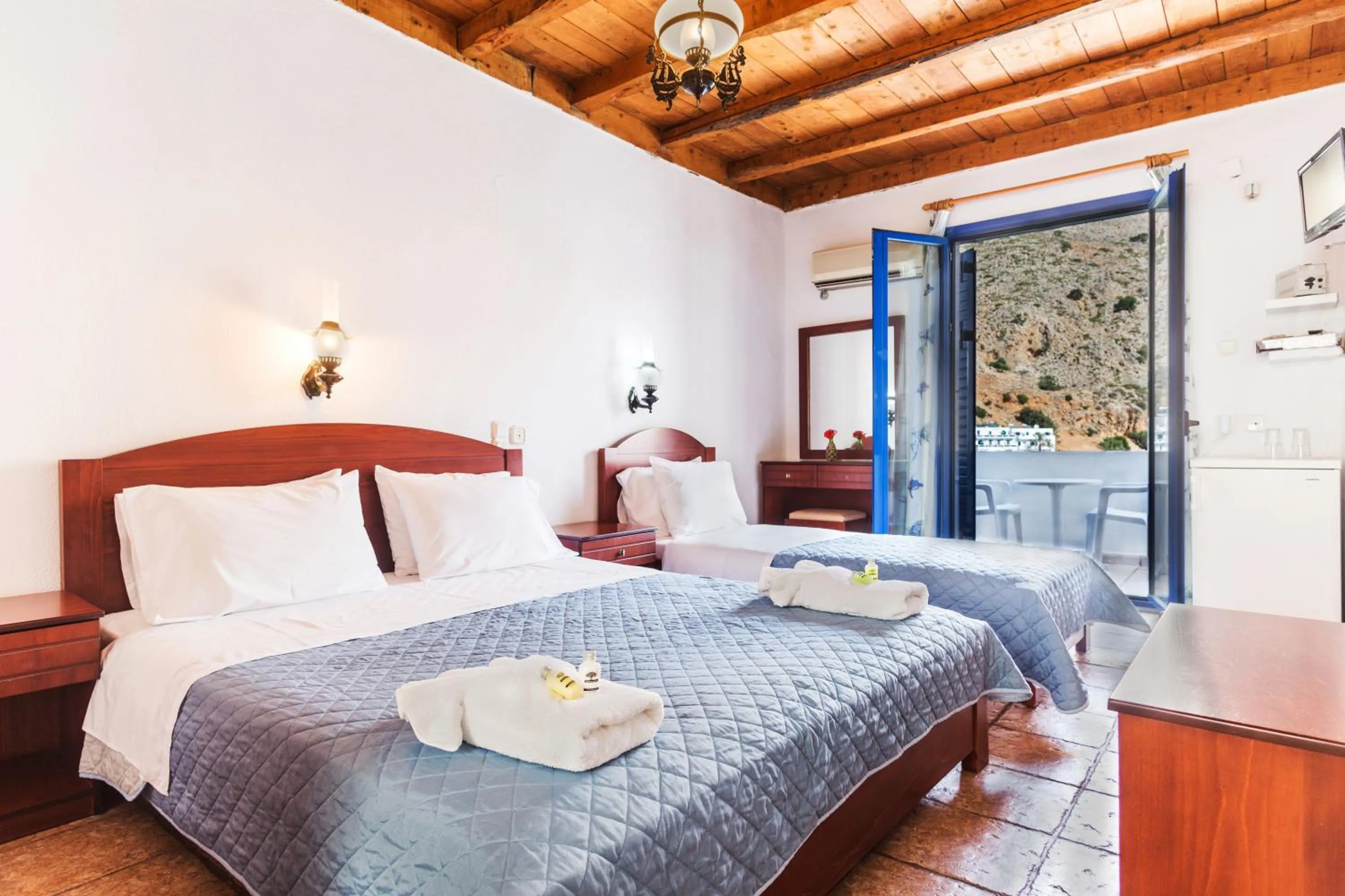 Bed in Daskalogiannis Hotel